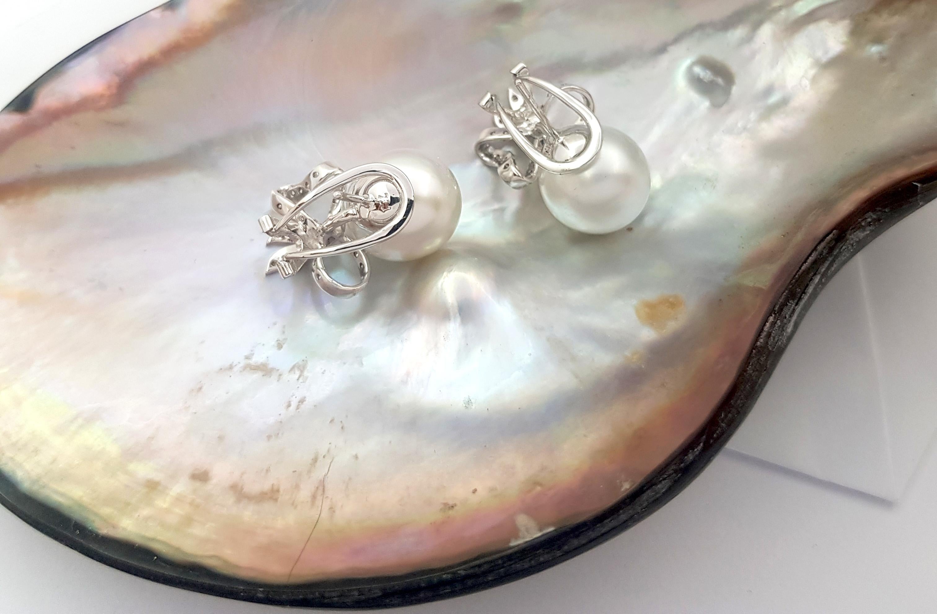 South Sea Pearl with Diamond Bow Earrings set in 18K White Gold Settings In New Condition In Bangkok, TH