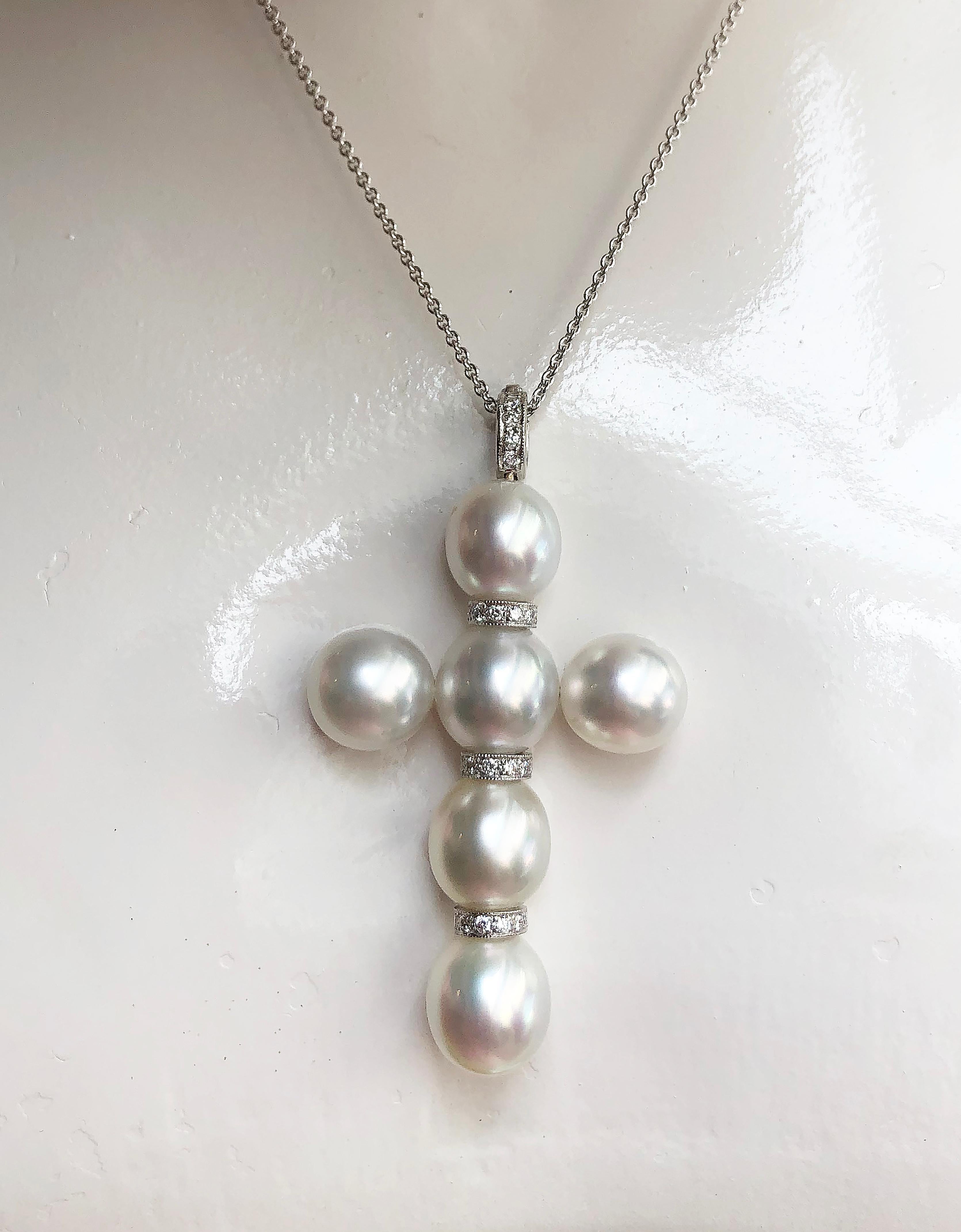 South Sea Pearl with Diamond 0.30 carat Cross Pendant set in 18 Karat White Gold Settings
(chain not included) 

Width: 3.4 cm
Length: 6.0 cm 

