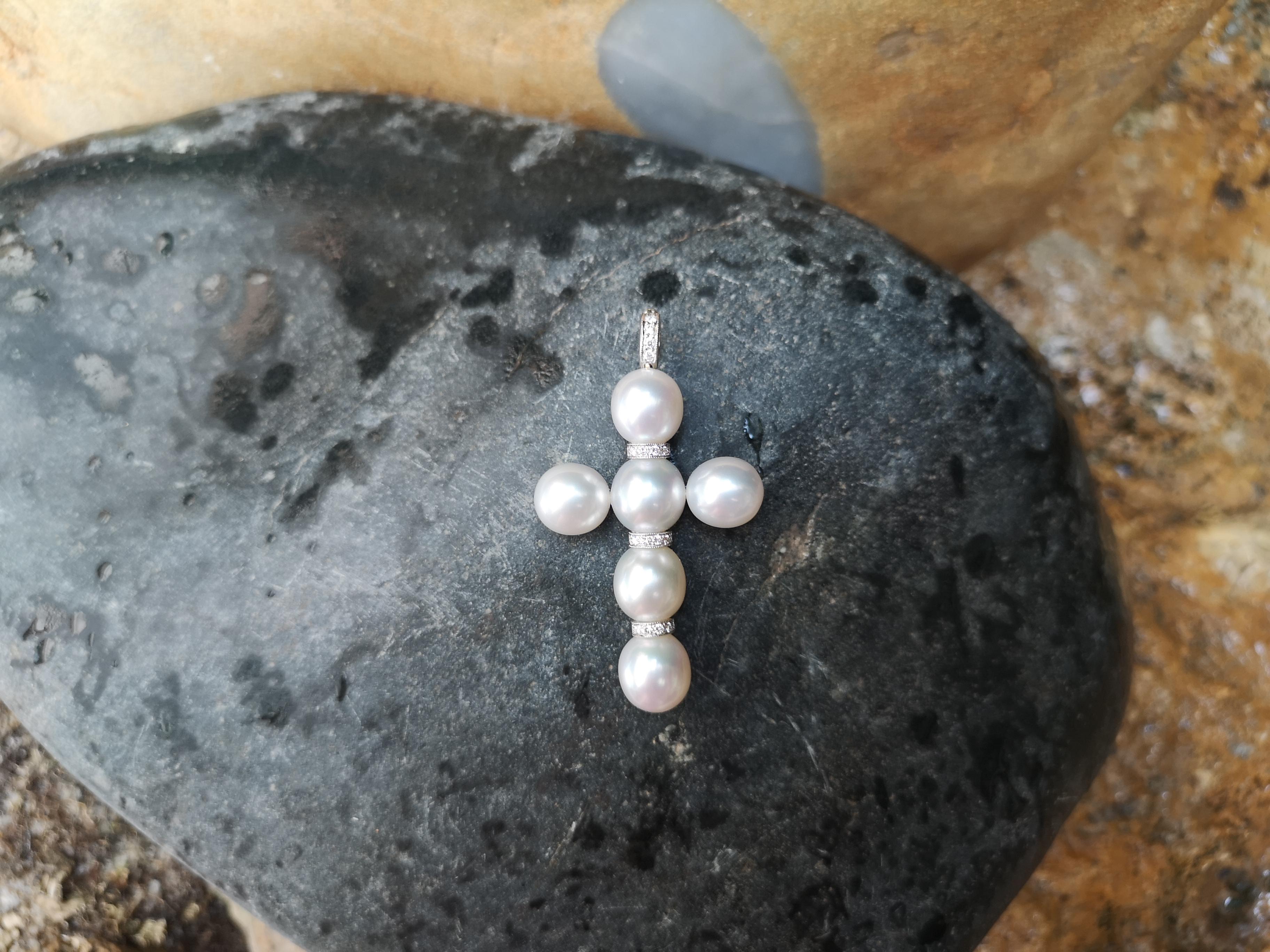 South Sea Pearl with Diamond Cross Pendant Set in 18 Karat White Gold Settings In New Condition In Bangkok, TH