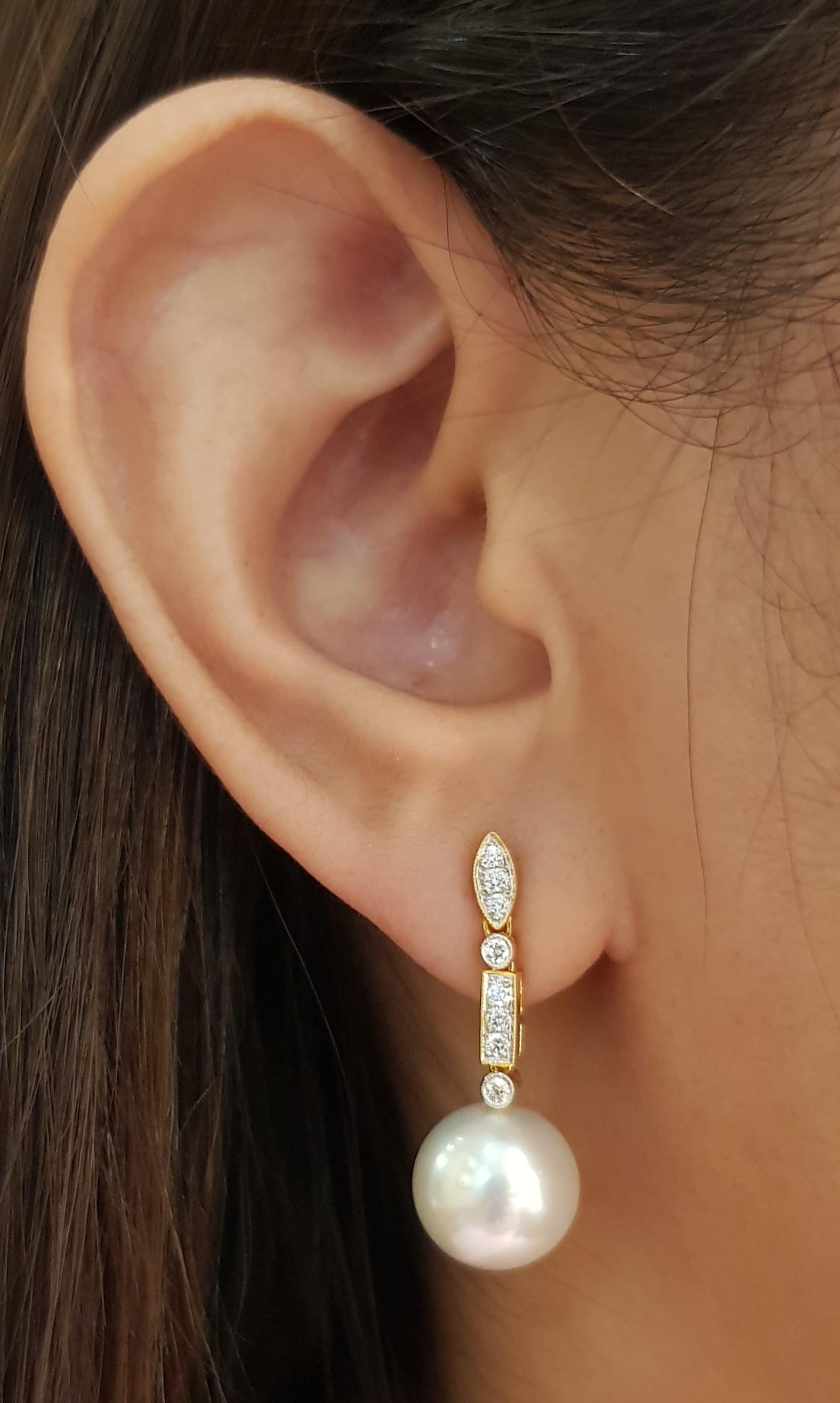 South Sea Pearl with Diamond 0.20 carat Earrings set in 18 Karat Gold Settings

Width:   0.90 cm 
Length:  1.60 cm
Total Weight: 8.0 grams

South Sea Pearl: 10.6 mm

