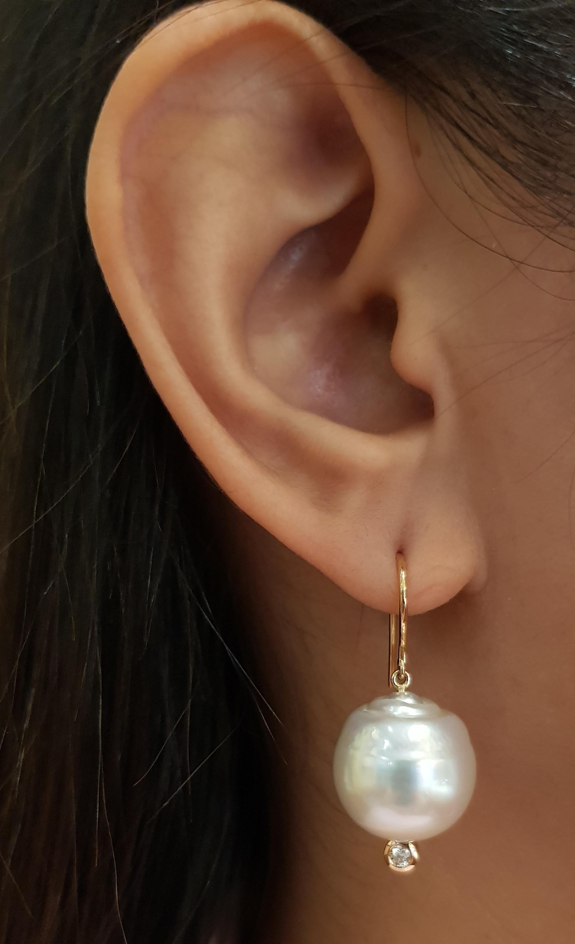 South Sea Pearl with Diamond 0.10 carat Earrings set in 18 Karat Rose Gold Settings

Width:  1.4 cm 
Length:  3.5 cm
Total Weight: 11.42 grams

South Sea Pearl: 15 mm


