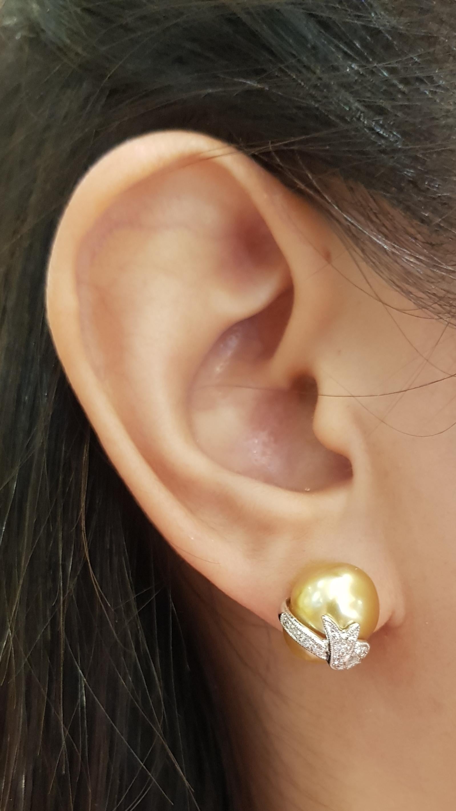 South Sea Pearl with Diamond 0.14 carat Earrings set in 18 Karat White Gold Settings

Width:  1.1 cm 
Length:  1.2 cm
Total Weight:8.63 grams

South Sea Pearl: 10.6 mm

