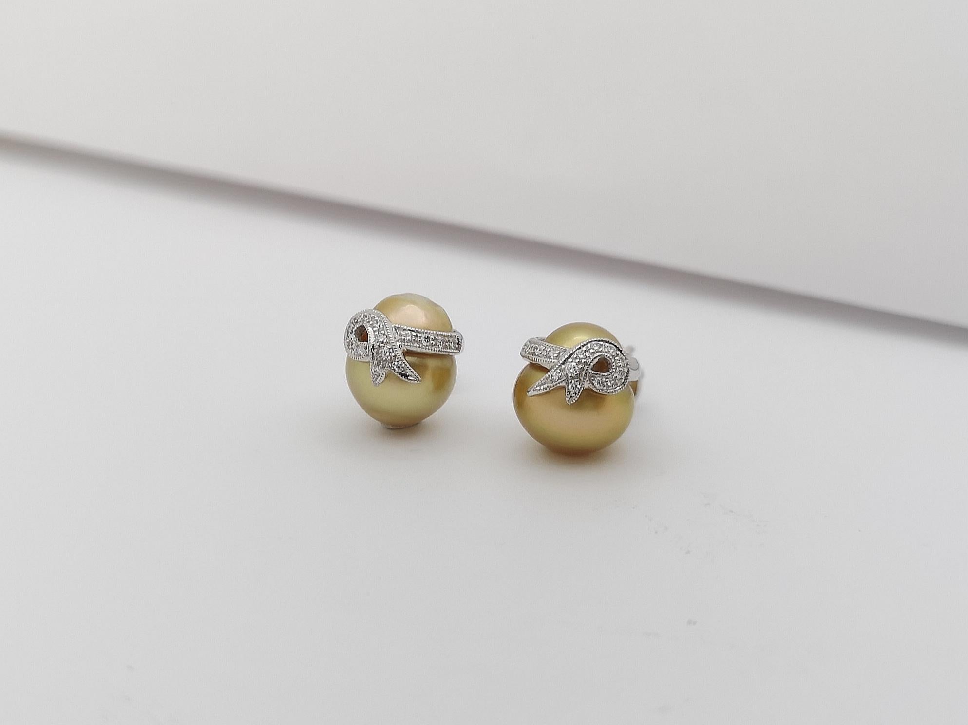 South Sea Pearl with Diamond Earrings Set in 18 Karat White Gold Settings In New Condition For Sale In Bangkok, TH