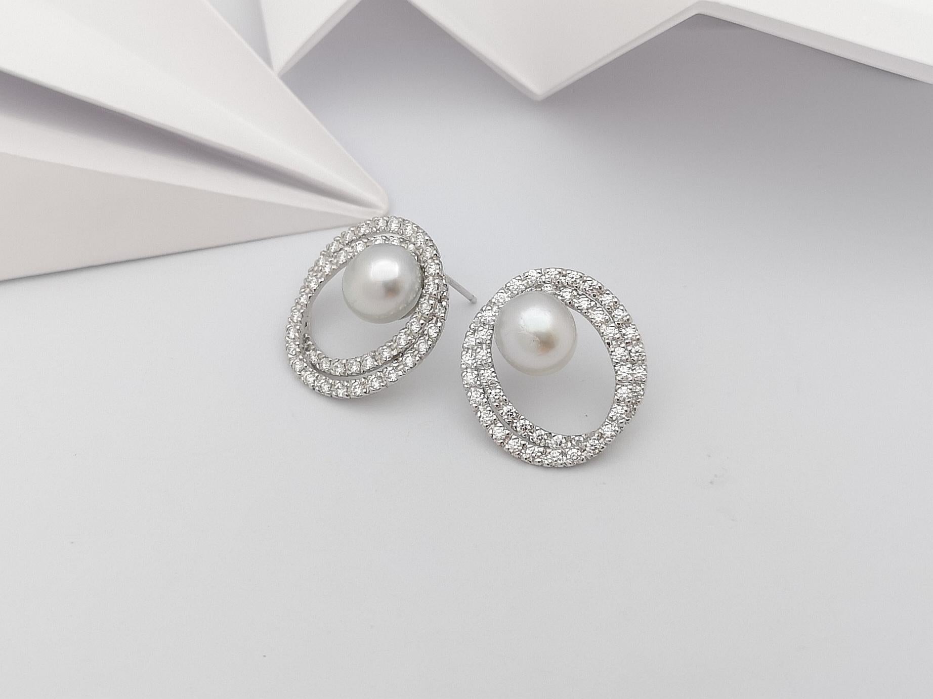 South Sea Pearl with Diamond Earrings Set in 18 Karat White Gold Settings In New Condition For Sale In Bangkok, TH