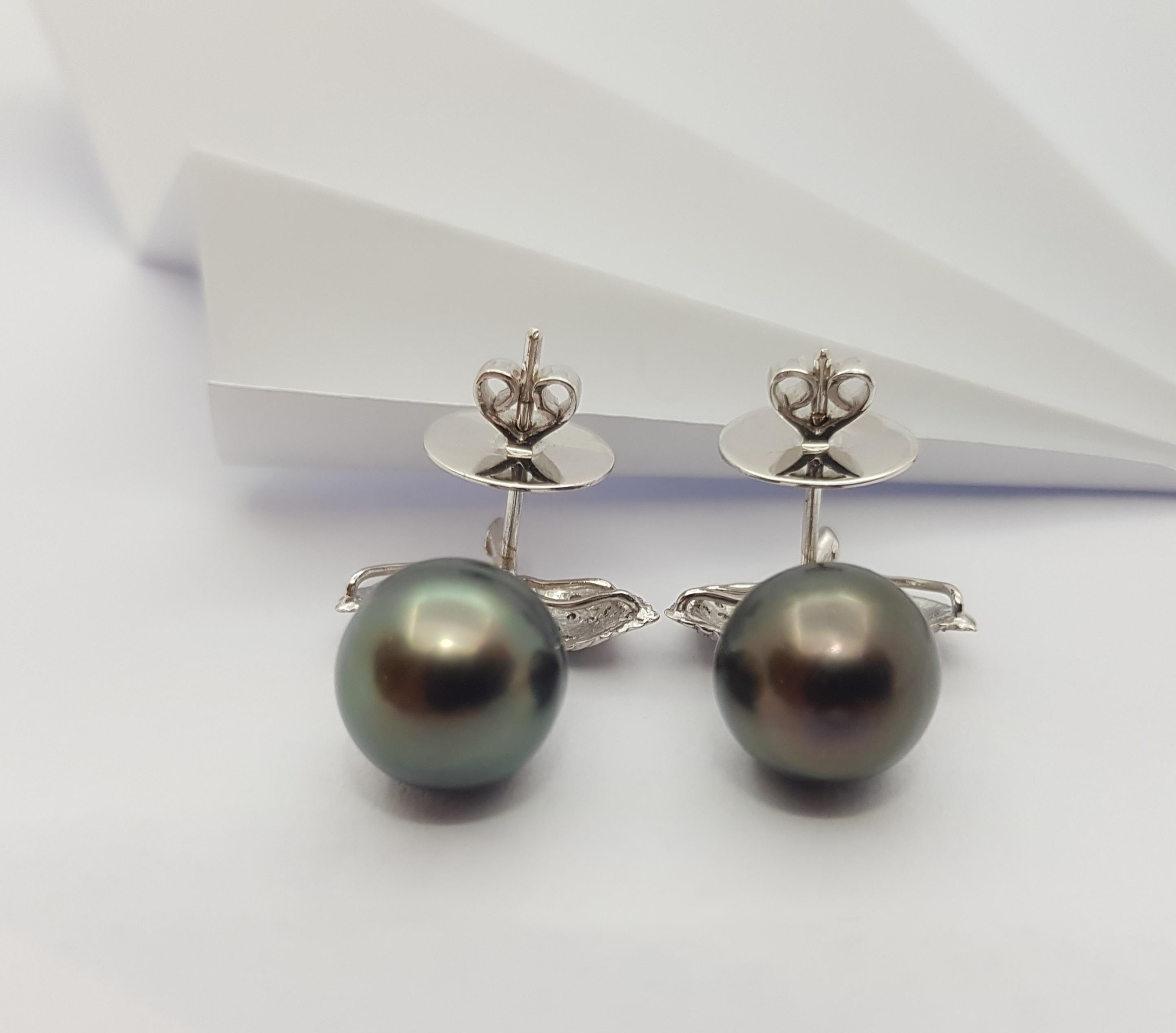 South Sea Pearl with Diamond Earrings Set in 18 Karat White Gold Settings In New Condition For Sale In Bangkok, TH