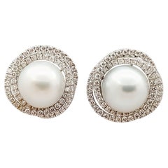 Orecchini con perle dei mari del sud e diamanti con montatura in oro bianco 18 carati