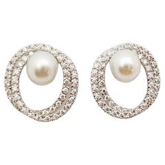 Pendientes de perlas del mar del Sur con diamantes engastados en oro blanco de 18 quilates