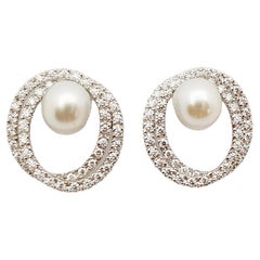 Boucles d'oreilles en or blanc 18 carats serties de perles des mers du Sud et de diamants