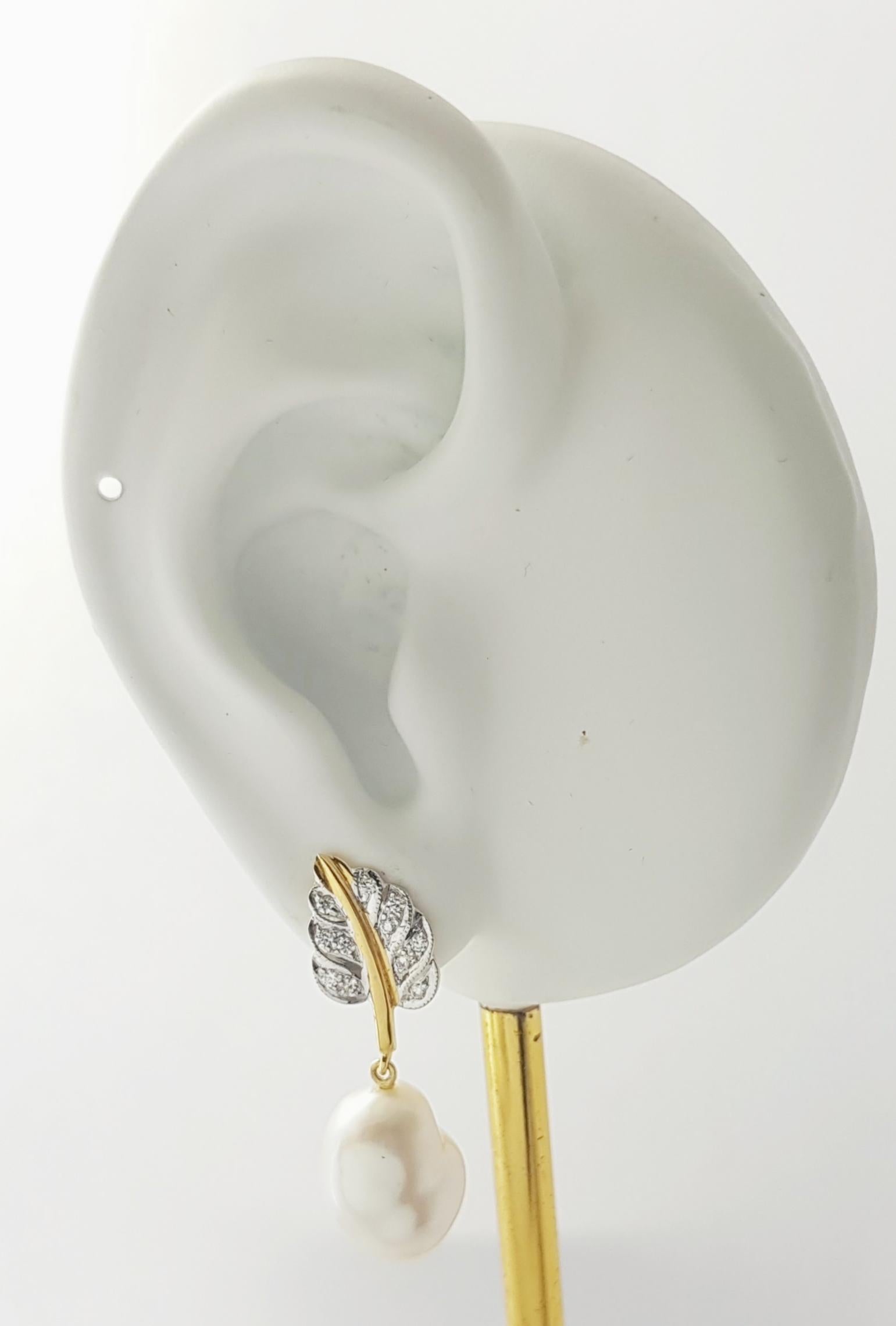 Orecchini con perle dei mari del sud e diamanti da 0,12 carati con montatura in oro 18K

Larghezza: 1.0 cm 
Lunghezza: 3.0 cm
Peso totale: 6,86 grammi

