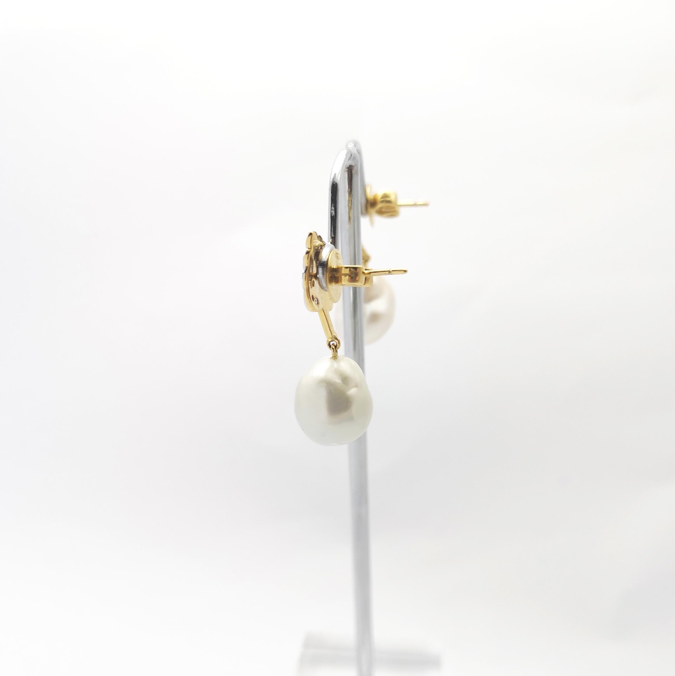 Orecchini con perle dei mari del sud e diamanti con montatura in oro 18 carati In condizioni Nuovo in vendita a Bangkok, TH