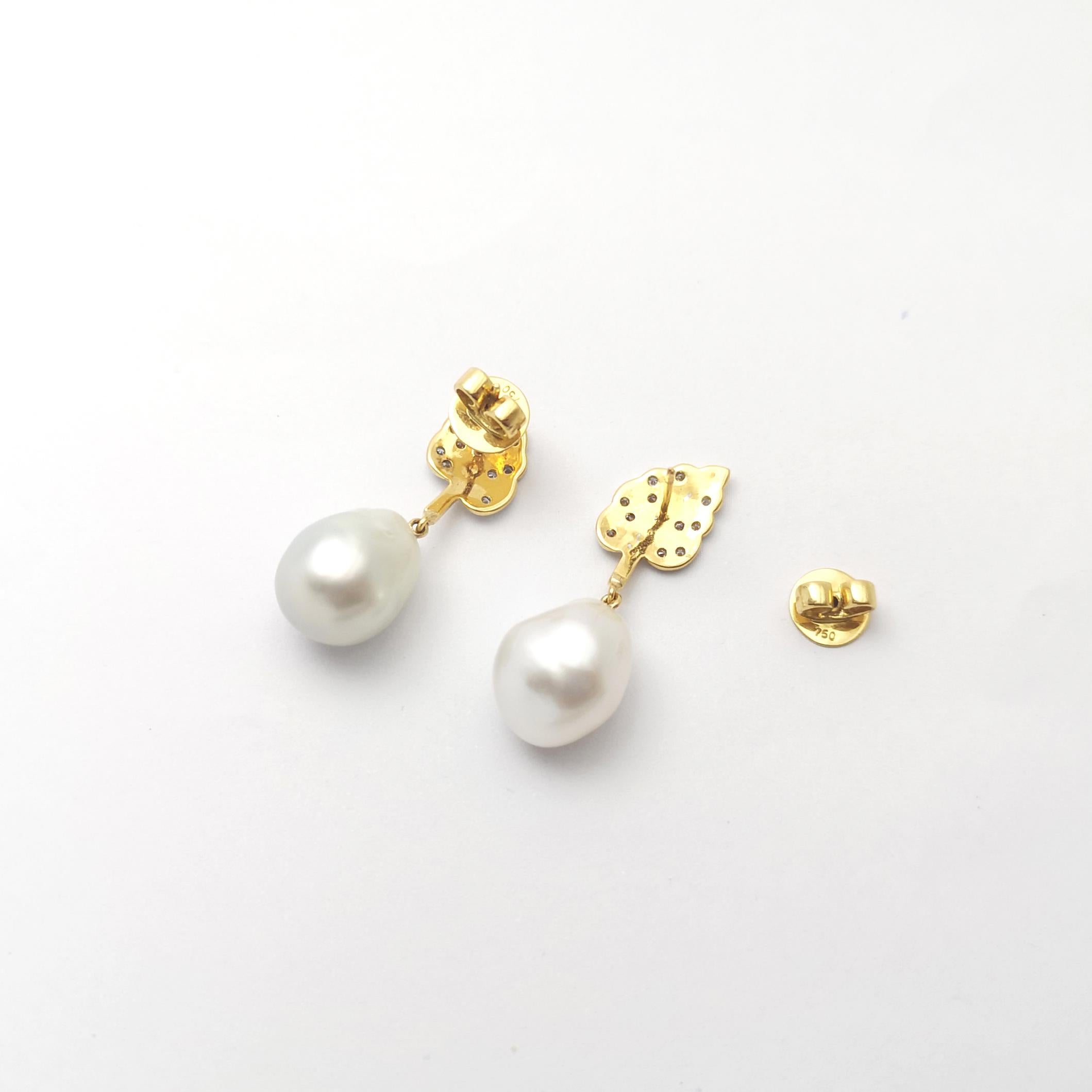 Donna Orecchini con perle dei mari del sud e diamanti con montatura in oro 18 carati in vendita