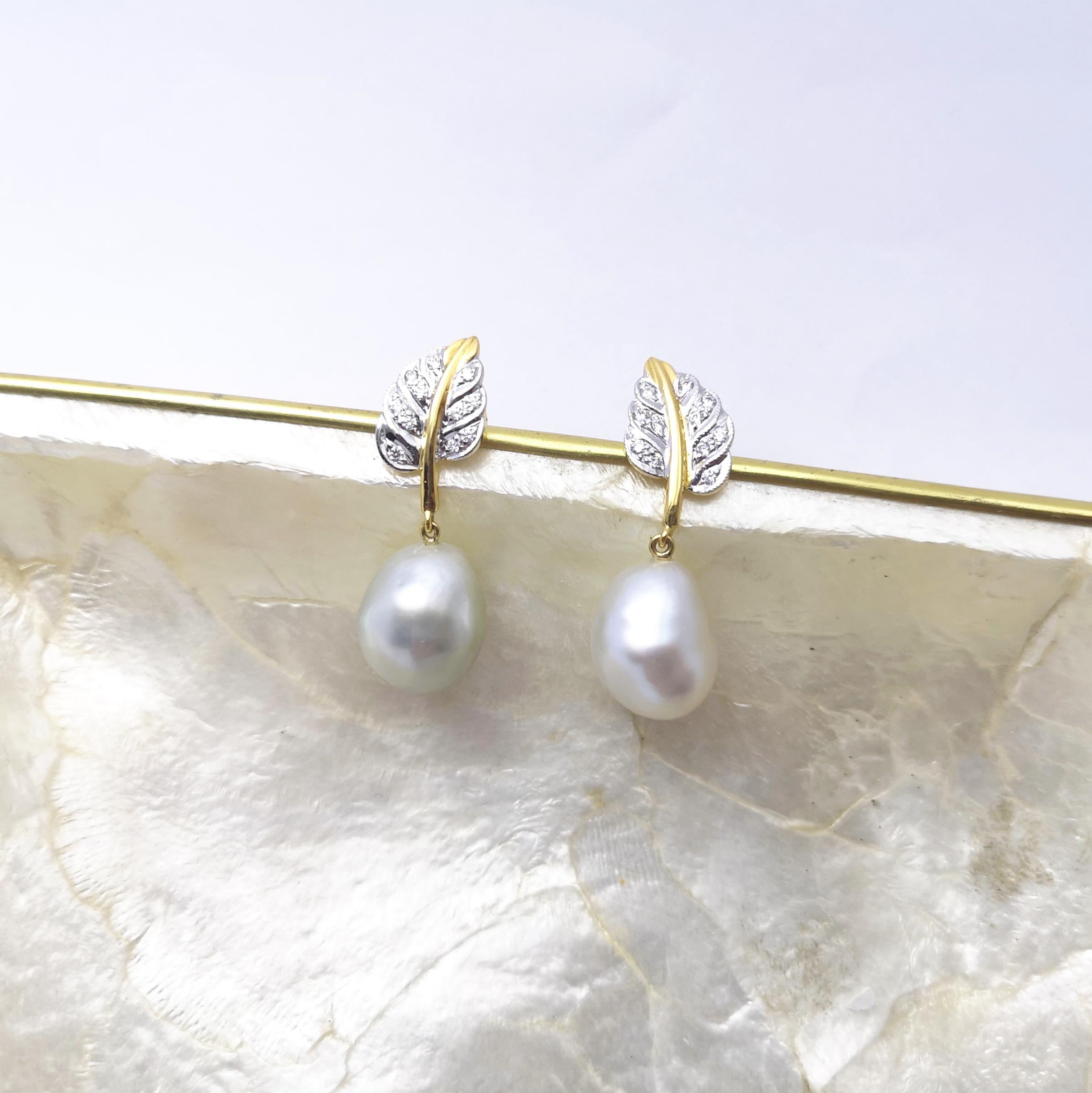Orecchini con perle dei mari del sud e diamanti con montatura in oro 18 carati in vendita 1