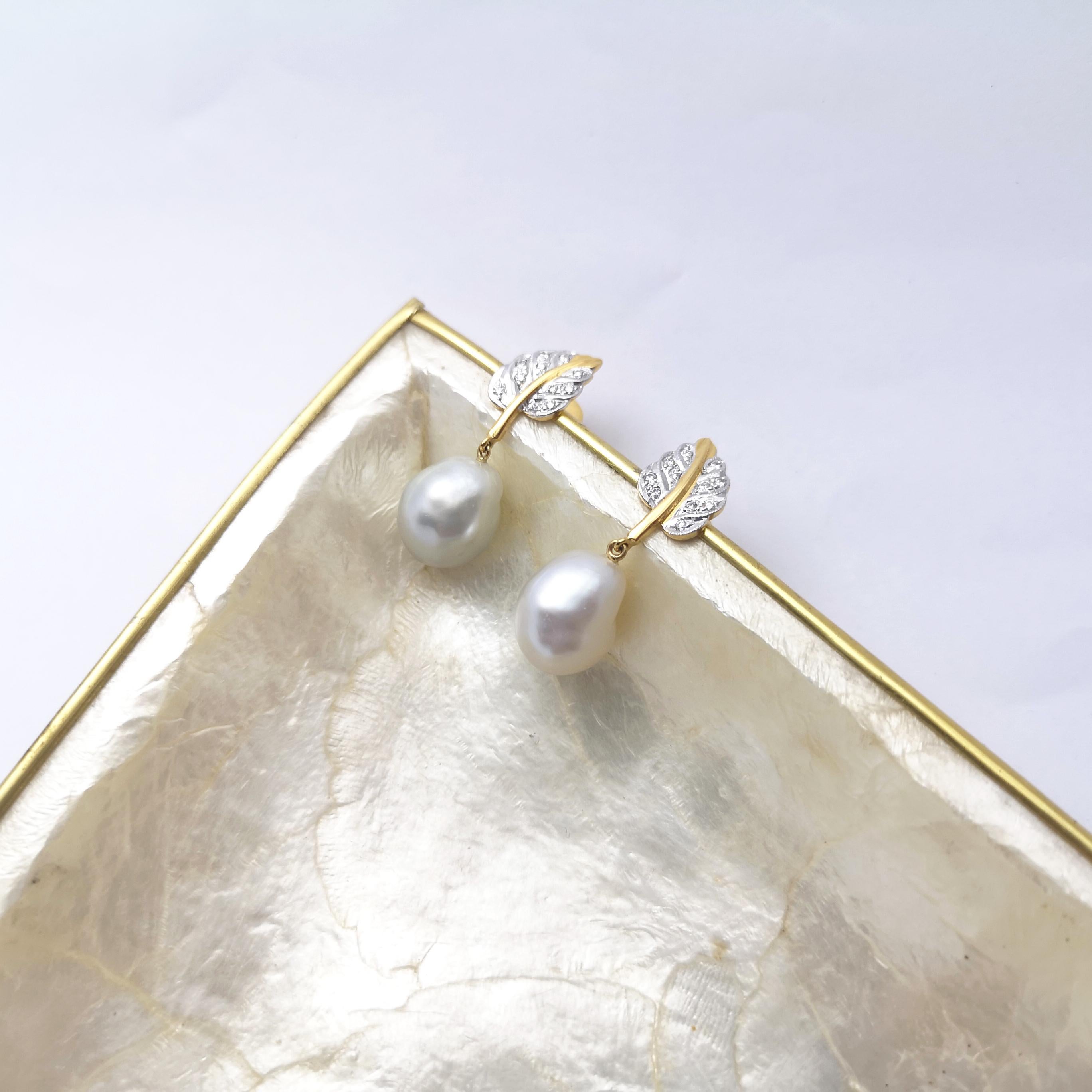 Orecchini con perle dei mari del sud e diamanti con montatura in oro 18 carati in vendita 2