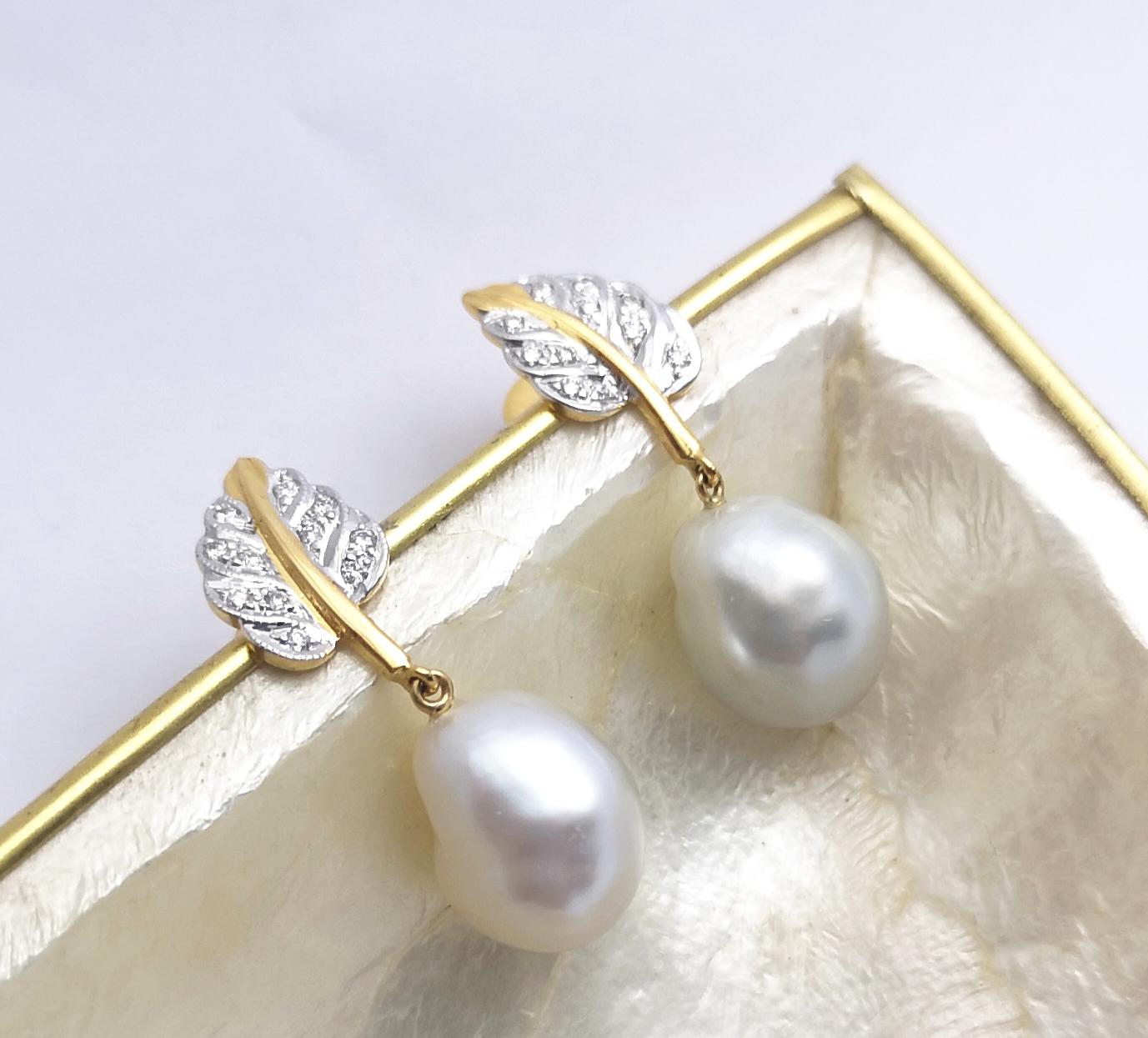 Orecchini con perle dei mari del sud e diamanti con montatura in oro 18 carati in vendita 3