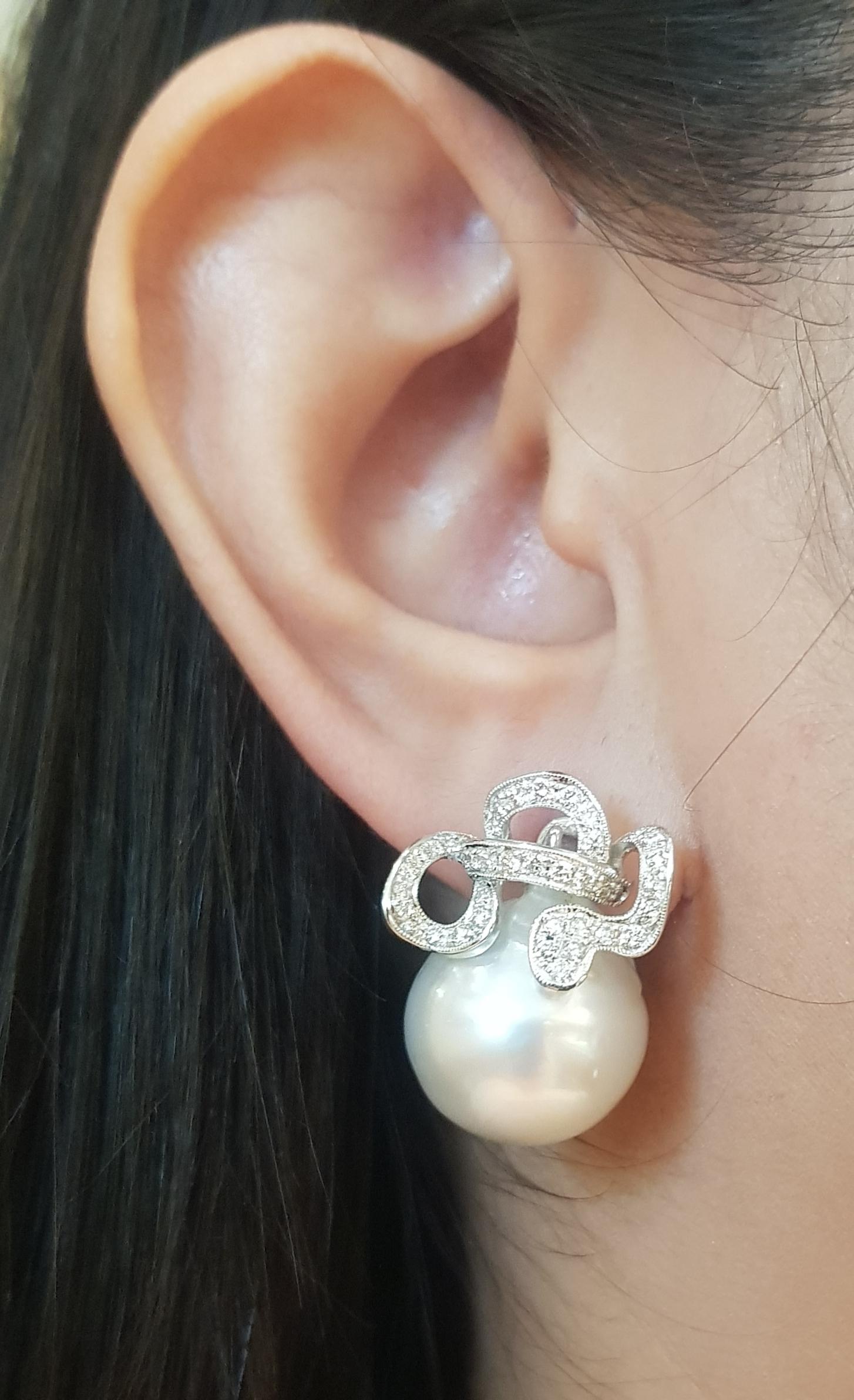 Orecchini con perle dei mari del sud e diamanti da 0,89 carati con montatura in oro bianco 18 carati

Larghezza:  1.8 cm 
Lunghezza: 2,4 cm
Peso totale: 18,78 grammi

Perla dei mari del Sud Circa: 15 mm


