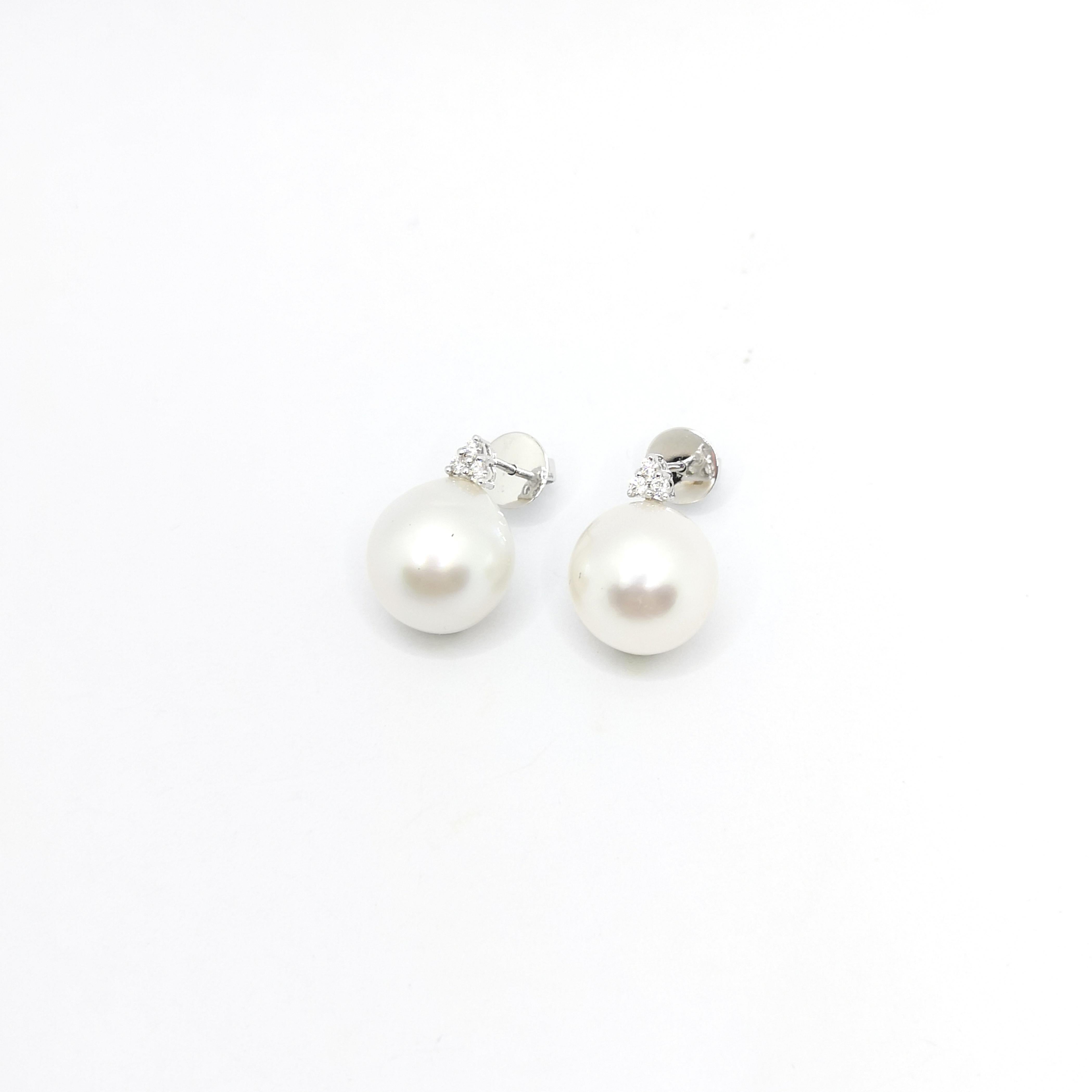 South Sea Pearl with Diamond 0.11 carat Earrings set in 18K White Gold Settings

Width: 1.4 cm 
Length: 1.9 cm
Total Weight: 9.66 grams

South Sea Pearl: 13.5 mm

