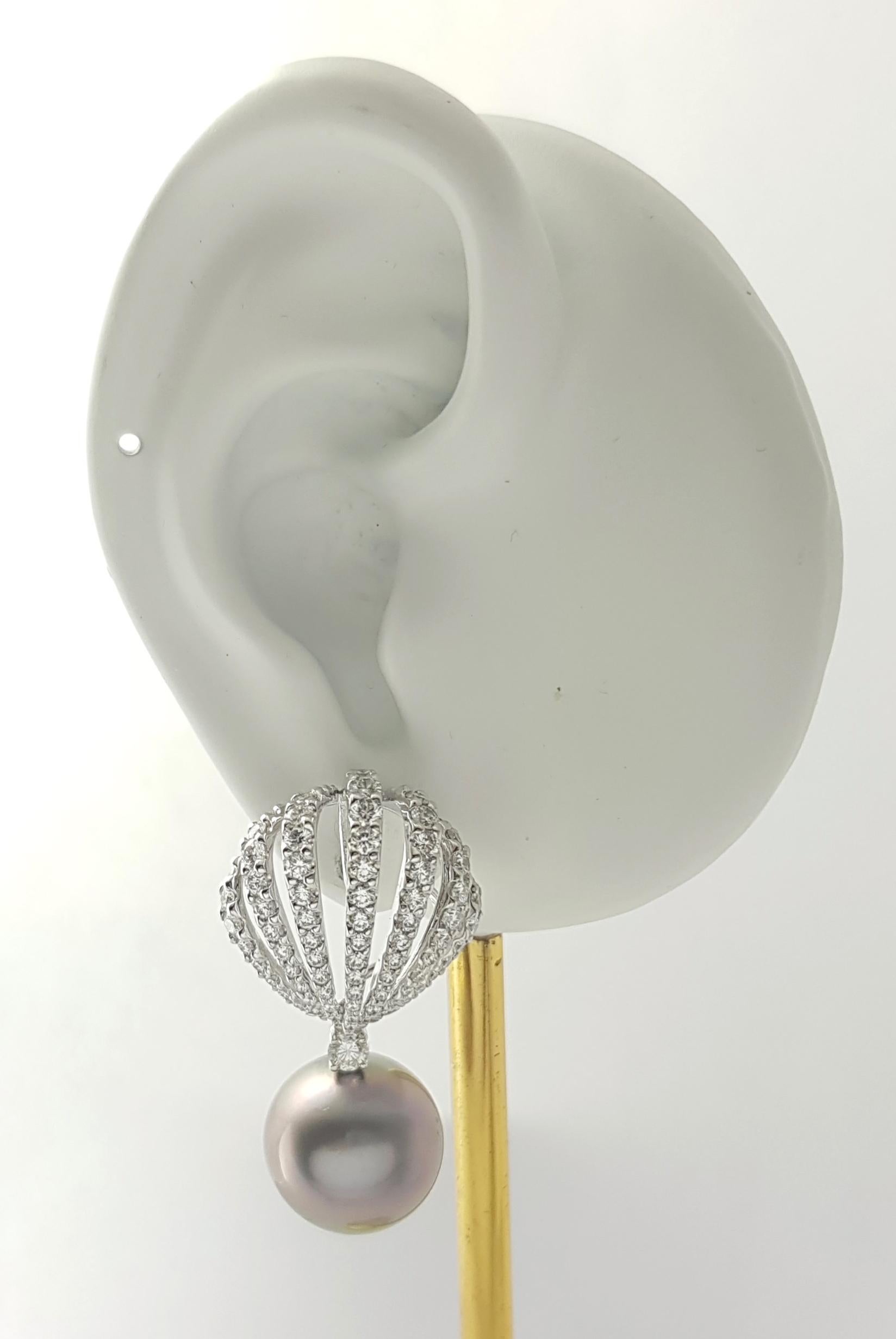 Orecchini con perle dei mari del sud e diamanti da 1,17 carati con montatura in oro bianco 18 carati

Larghezza: 2.0 cm 
Lunghezza: 3.6 cm
Peso totale: 21,62 grammi

