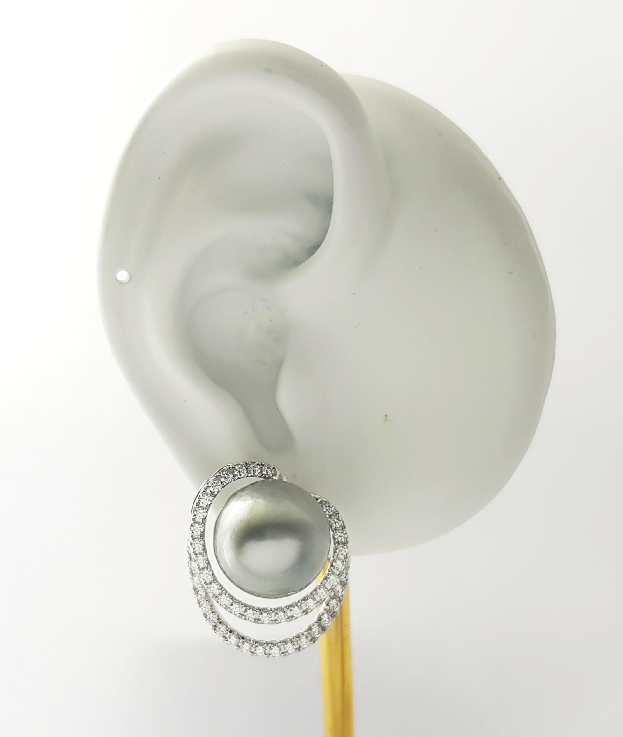 Boucles d'oreilles en or blanc 18 carats avec perles des mers du Sud et diamants de 1,20 carats

Largeur : 2.1 cm 
Longueur : 2.5 cm
Poids total : 18,34 grammes

