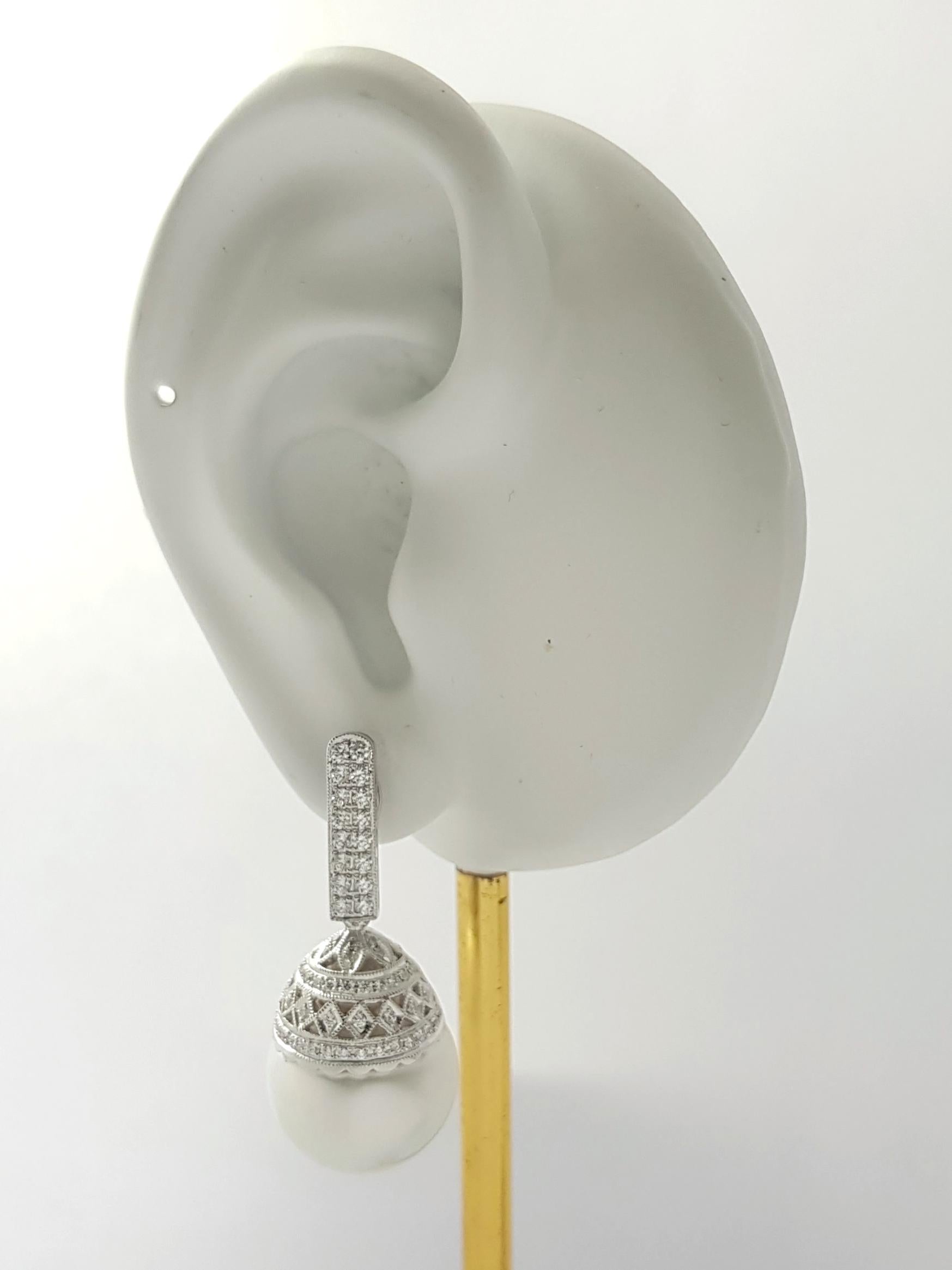 Orecchini con perle dei mari del sud e diamanti da 0,81 carati con montatura in oro bianco 18 carati

Larghezza: 1.5 cm 
Lunghezza: 3.7 cm
Peso totale: 19,92 grammi


