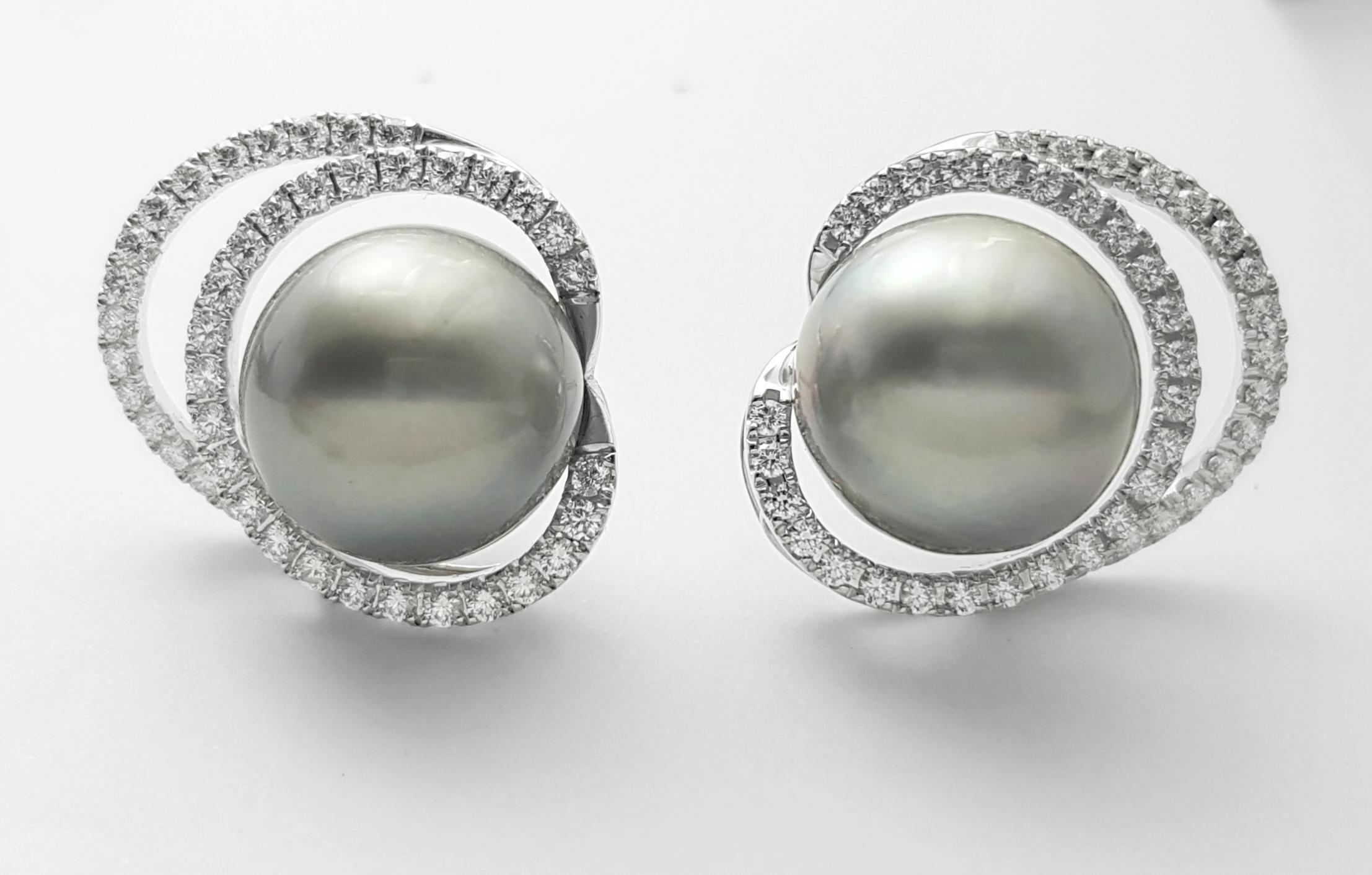 Contemporain Boucles d'oreilles en or blanc 18 carats avec perles des mers du Sud et diamants en vente