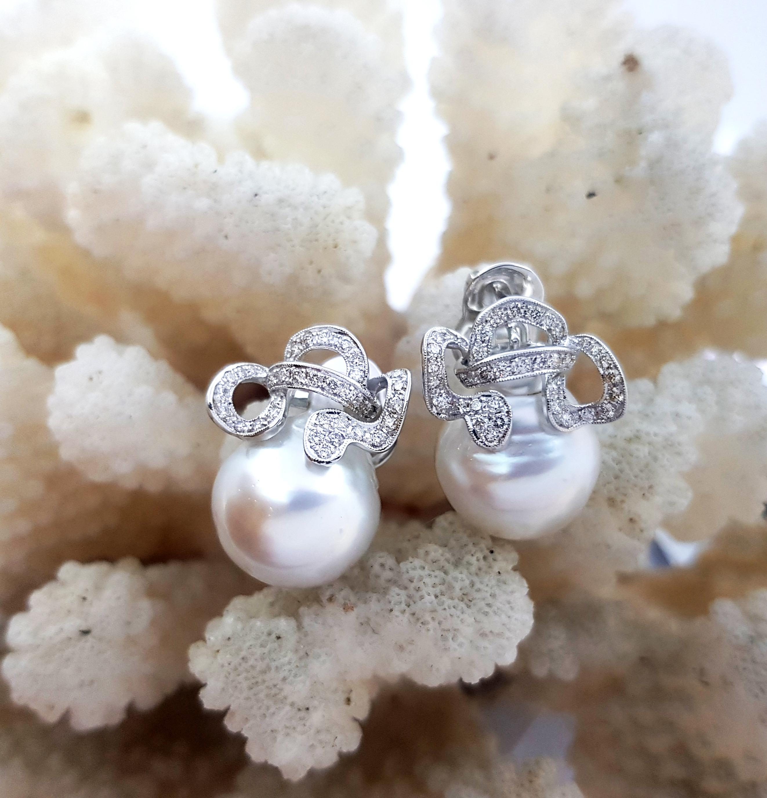 Orecchini con perle dei mari del sud e diamanti con montatura in oro bianco 18 carati In condizioni Nuovo in vendita a Bangkok, TH