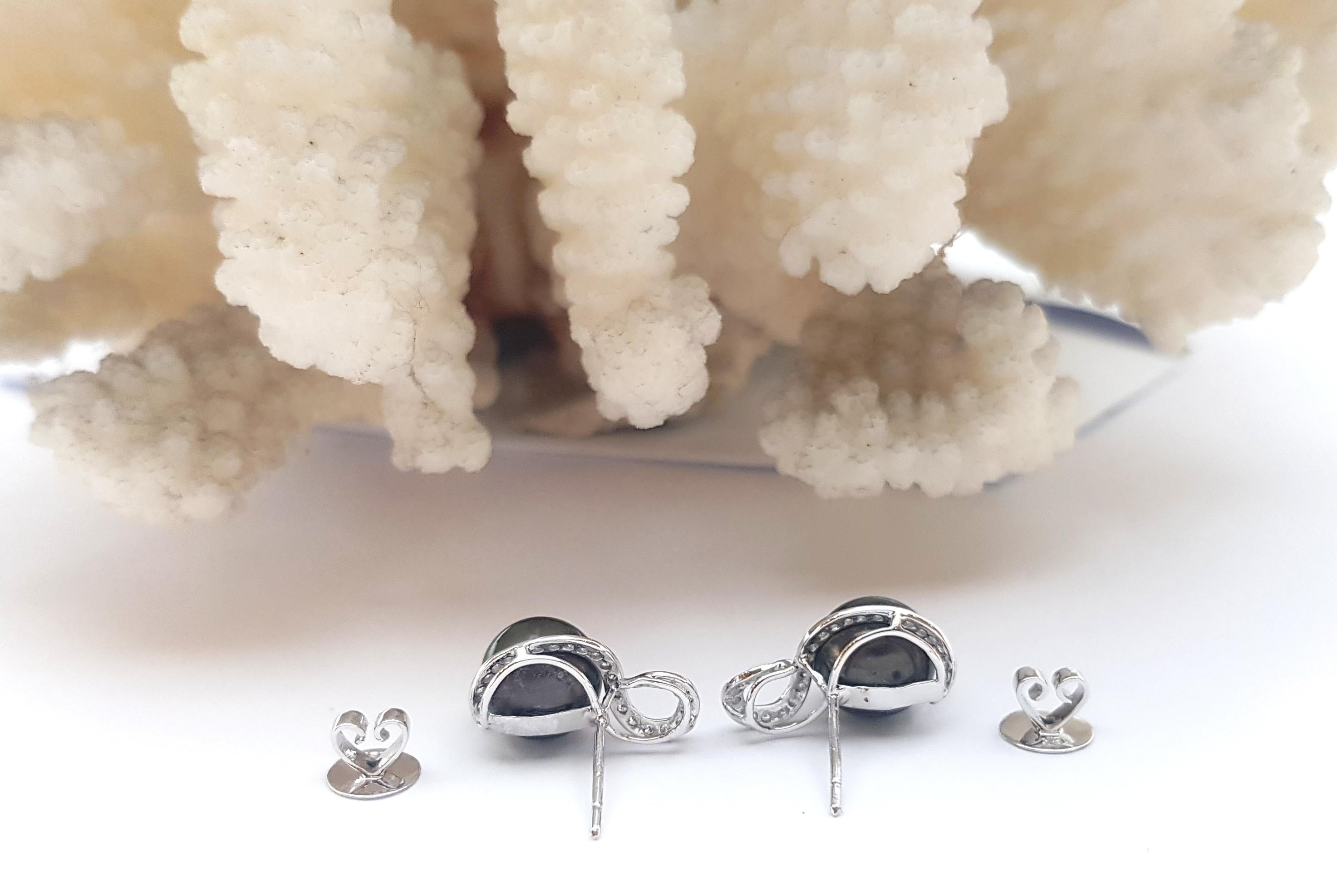 South Sea Pearl with Diamond Earrings set in 18K White Gold Settings In New Condition For Sale In Bangkok, TH