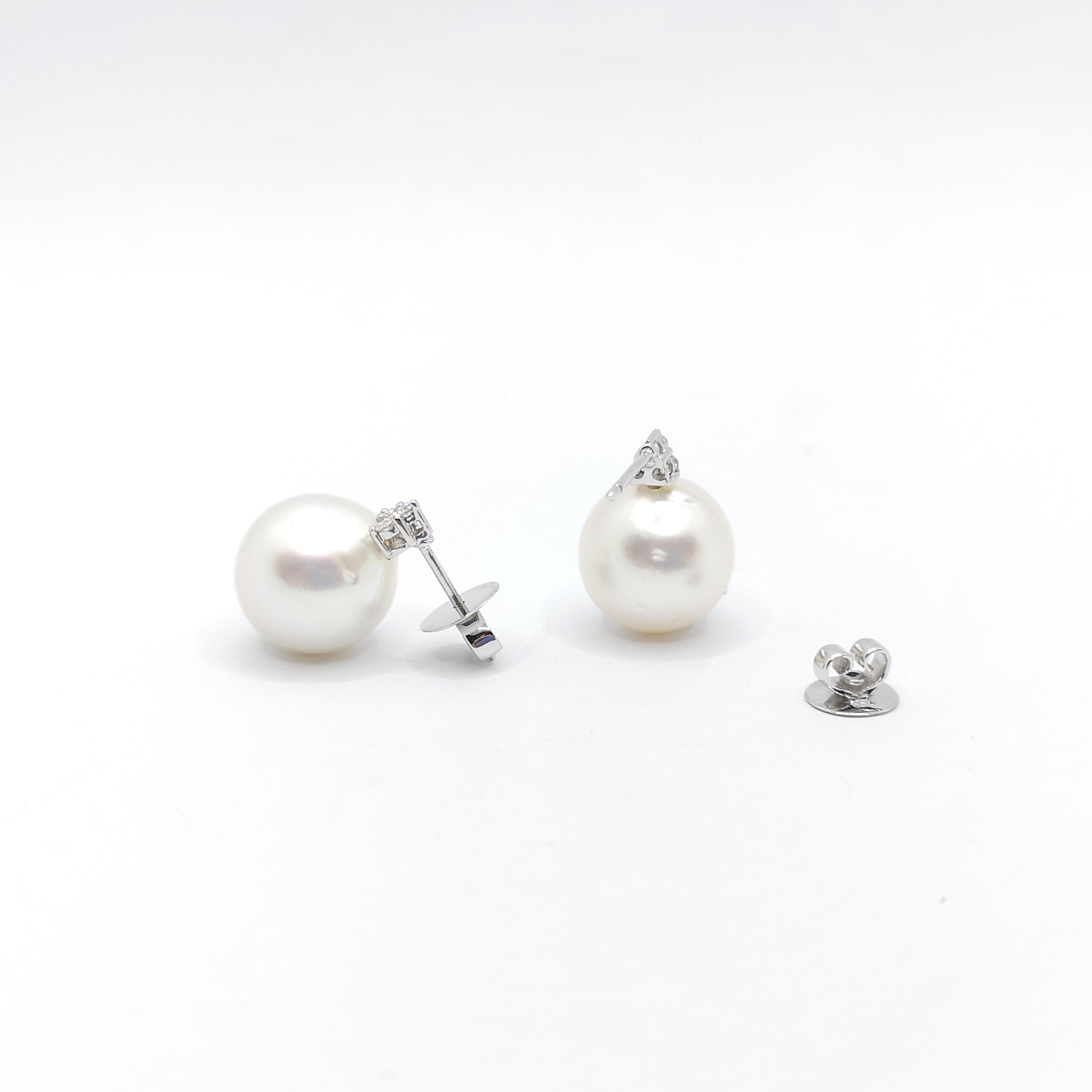 South Sea Pearl with Diamond Earrings set in 18K White Gold Settings In New Condition For Sale In Bangkok, TH