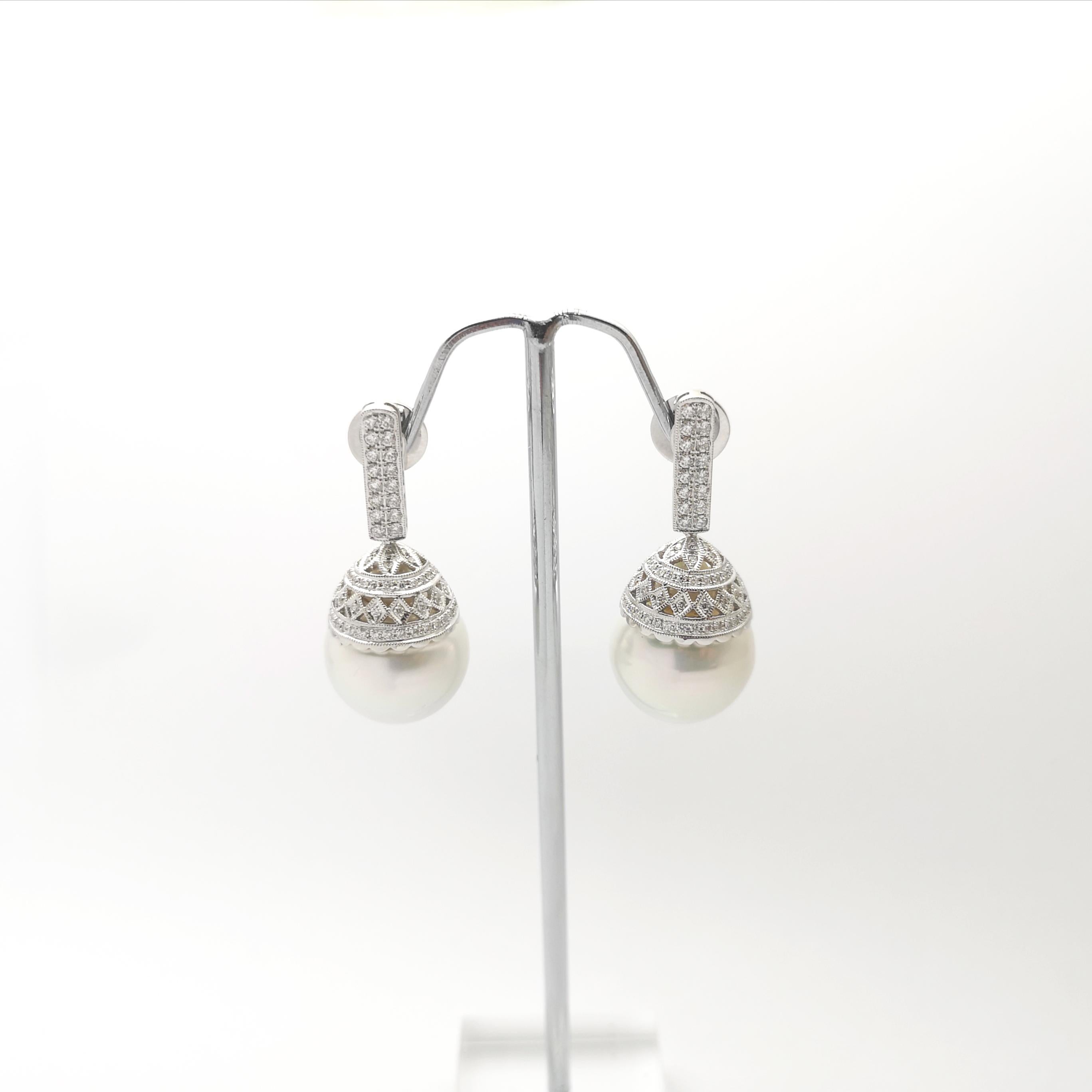 Orecchini con perle dei mari del sud e diamanti con montatura in oro bianco 18 carati In condizioni Nuovo in vendita a Bangkok, TH
