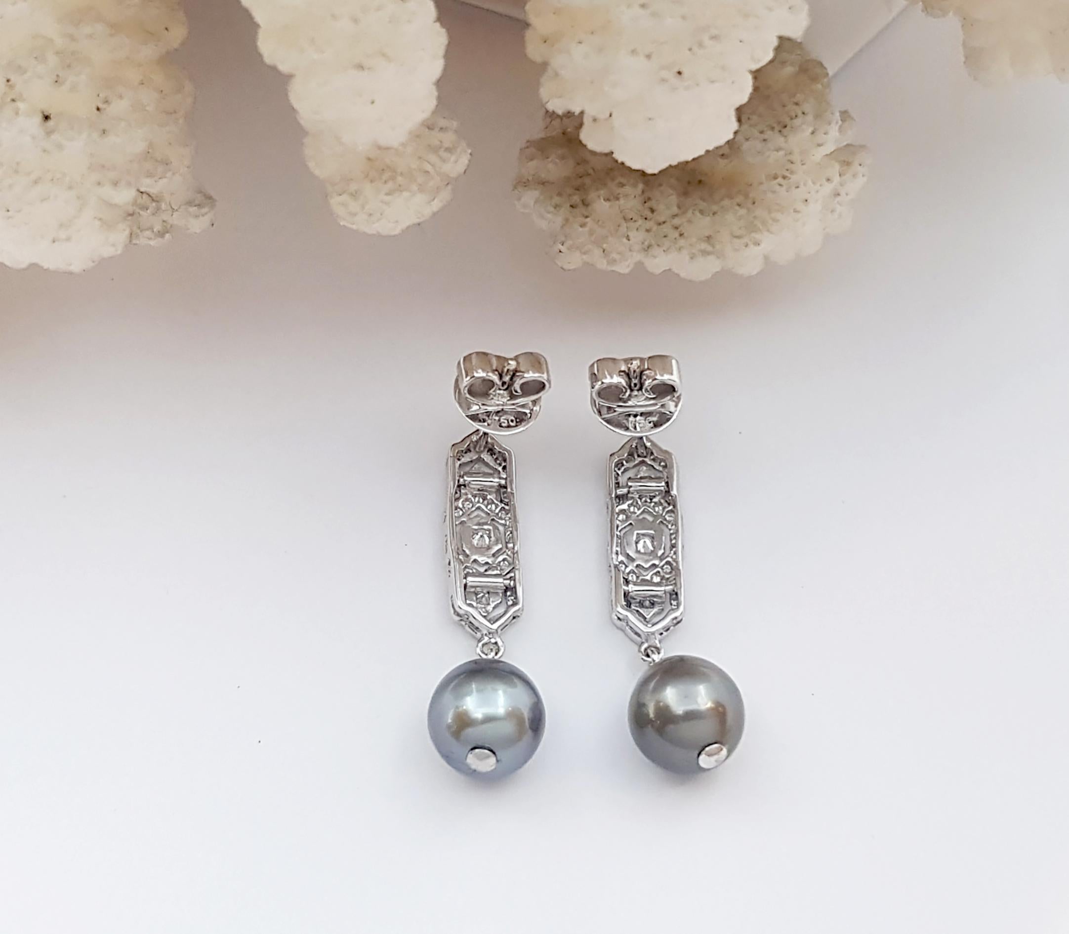 South Sea Pearl with Diamond Earrings set in 18K White Gold Settings In New Condition For Sale In Bangkok, TH