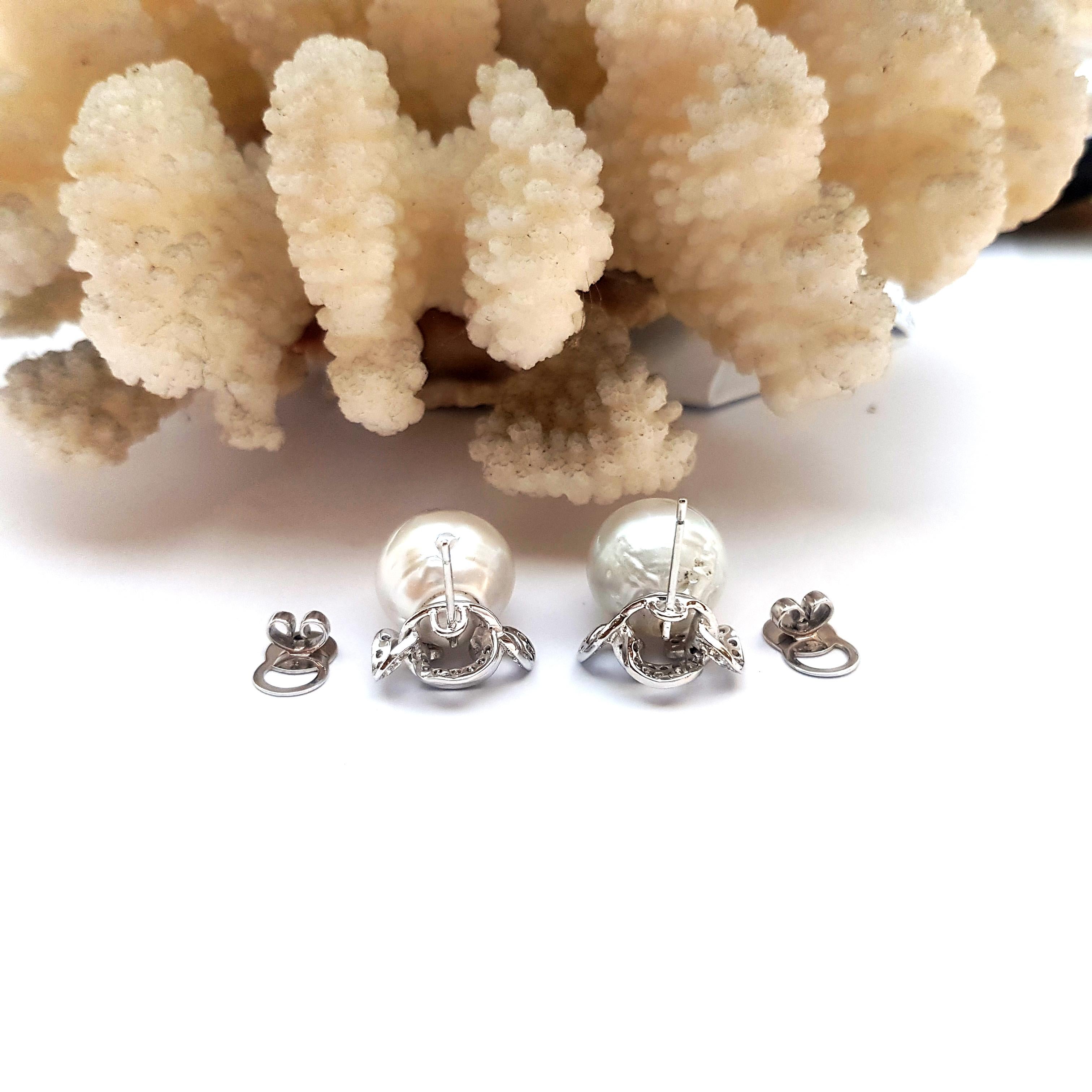 Donna Orecchini con perle dei mari del sud e diamanti con montatura in oro bianco 18 carati in vendita