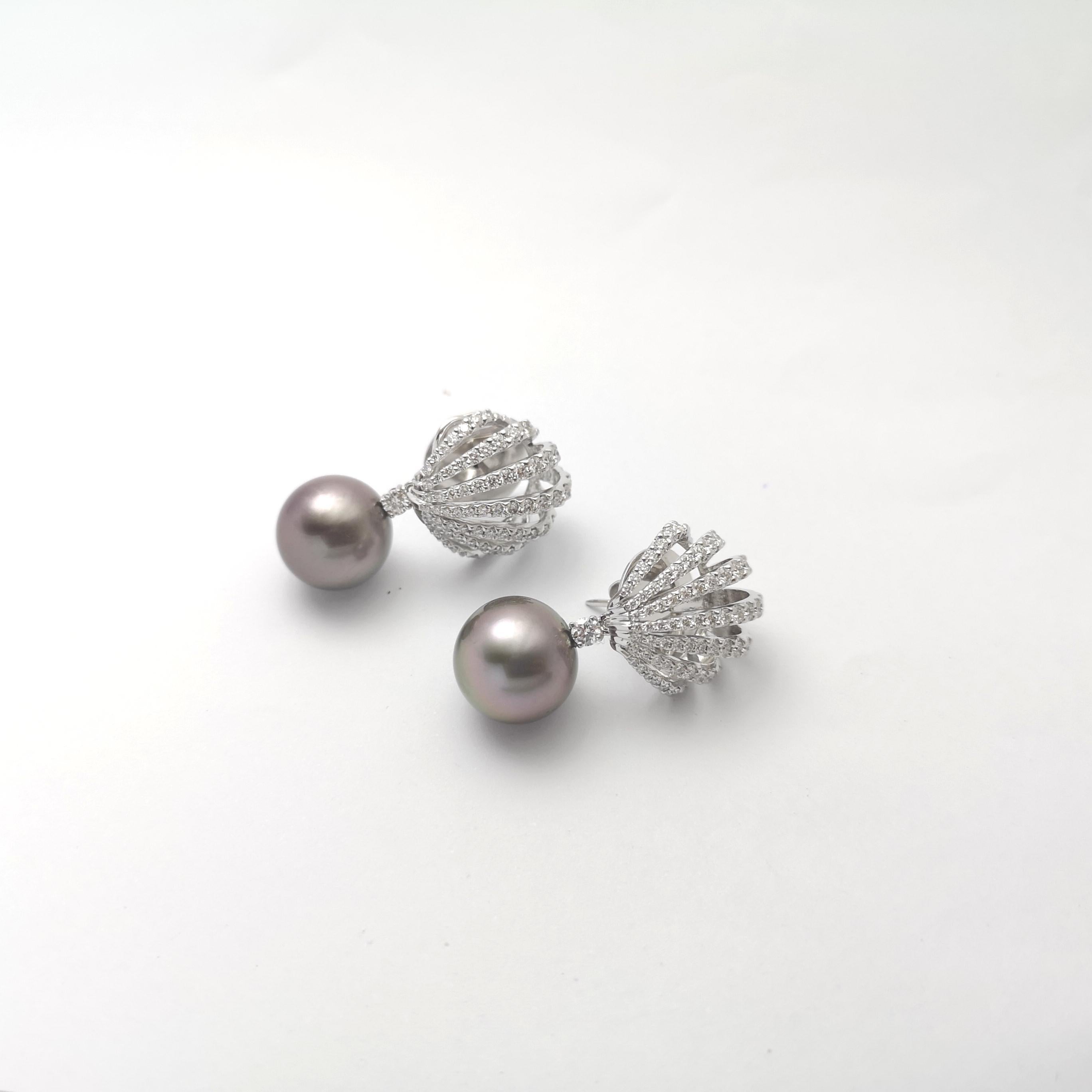 Donna Orecchini con perle dei mari del sud e diamanti con montatura in oro bianco 18 carati in vendita