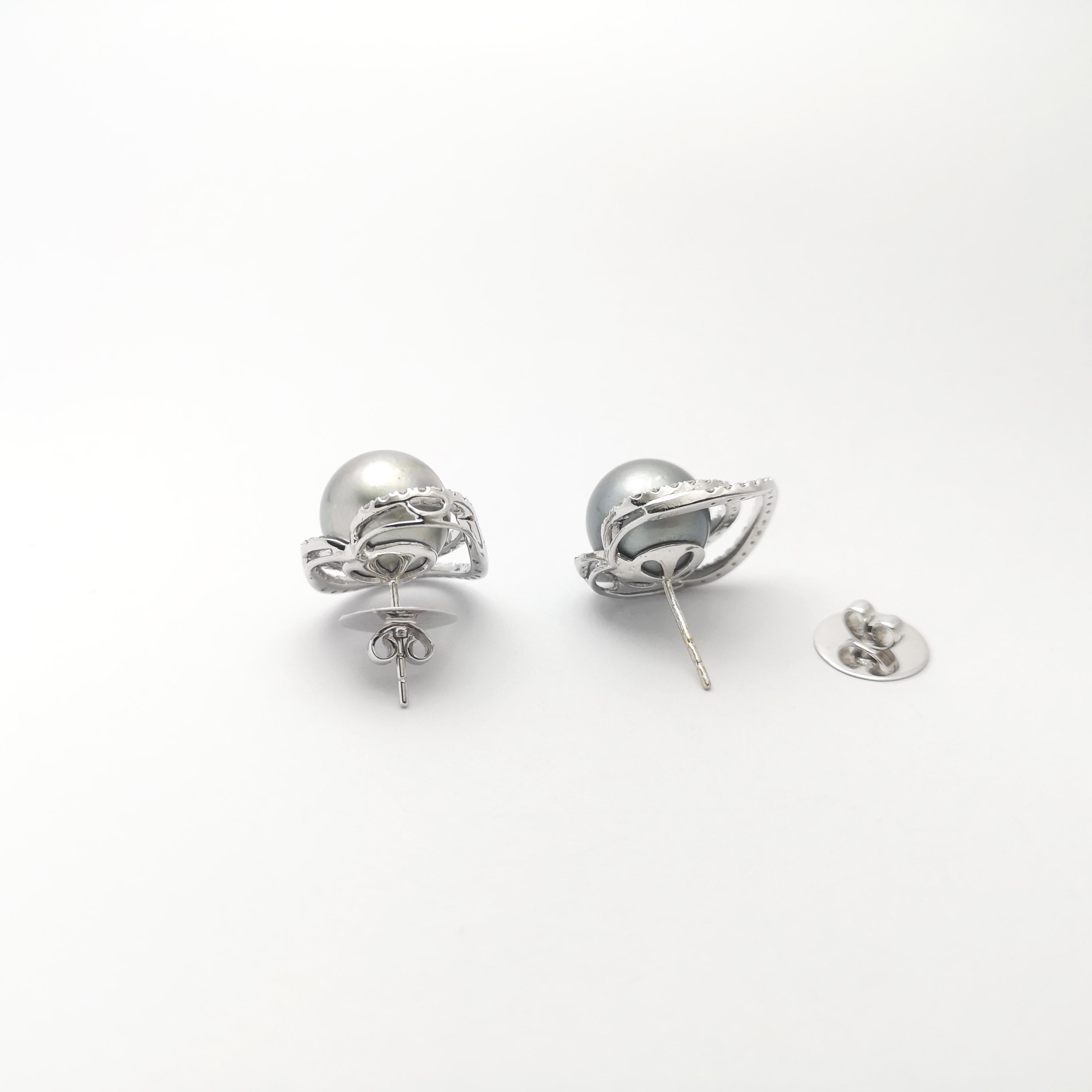 Boucles d'oreilles en or blanc 18 carats avec perles des mers du Sud et diamants Pour femmes en vente