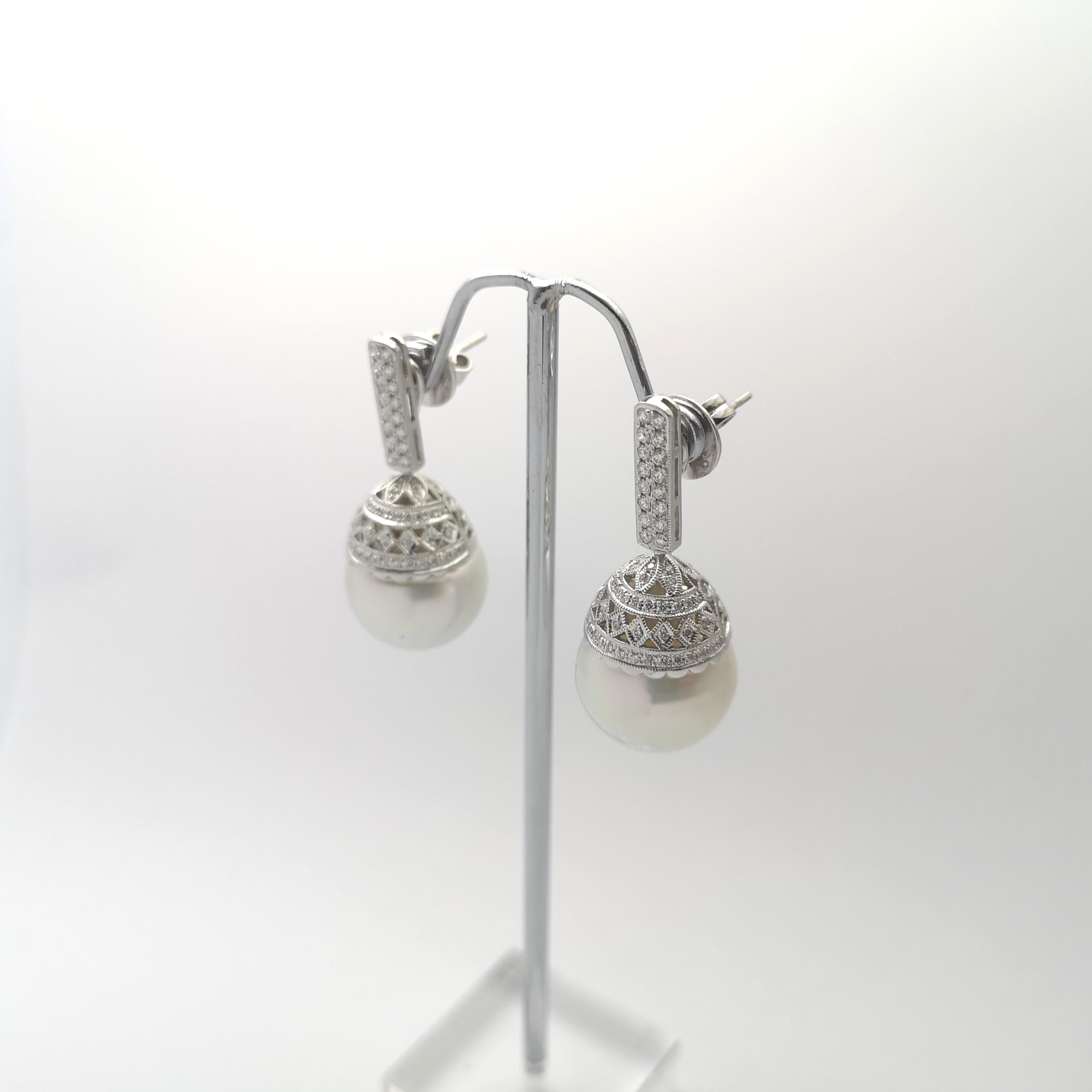 Donna Orecchini con perle dei mari del sud e diamanti con montatura in oro bianco 18 carati in vendita