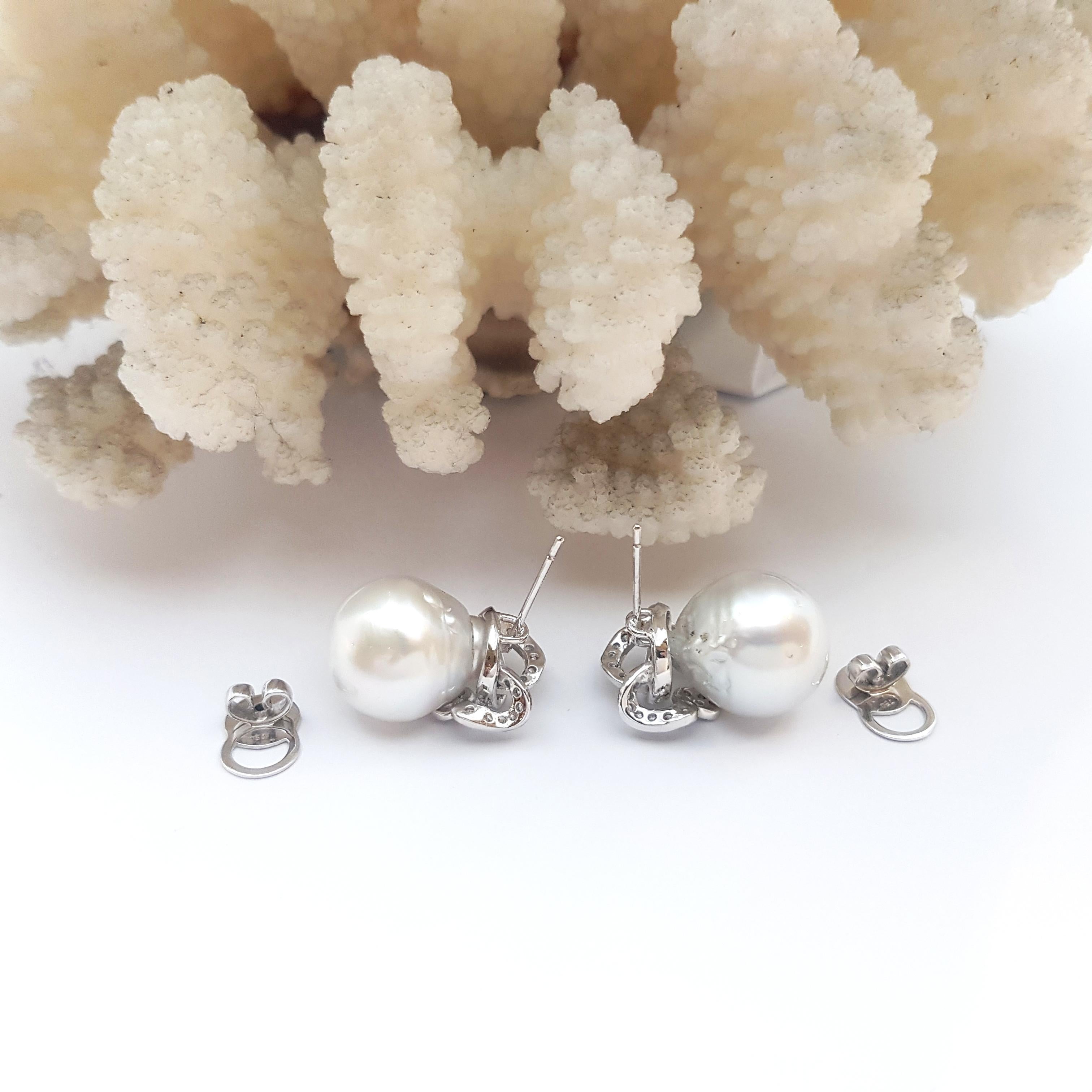 Orecchini con perle dei mari del sud e diamanti con montatura in oro bianco 18 carati in vendita 1