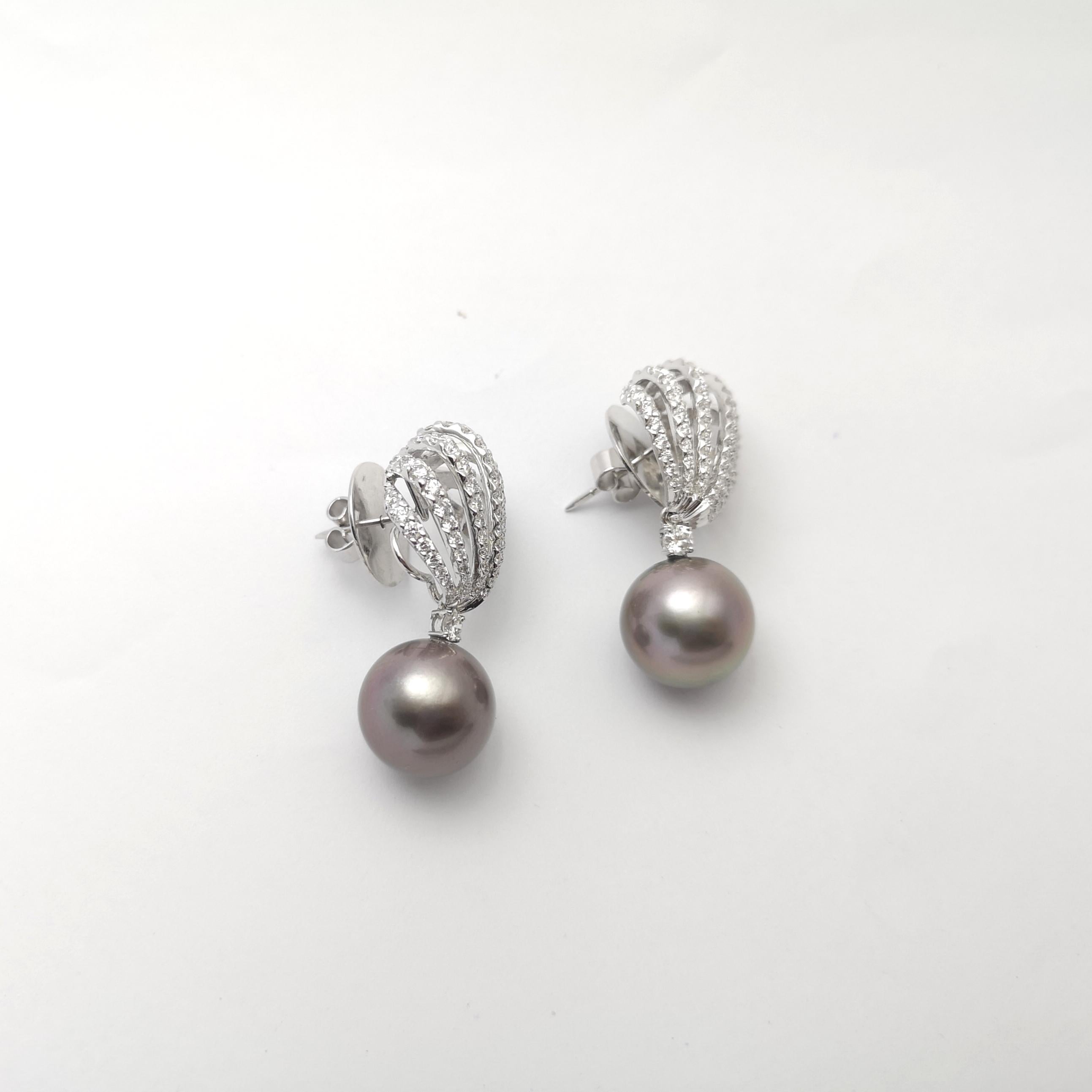 Orecchini con perle dei mari del sud e diamanti con montatura in oro bianco 18 carati in vendita 1