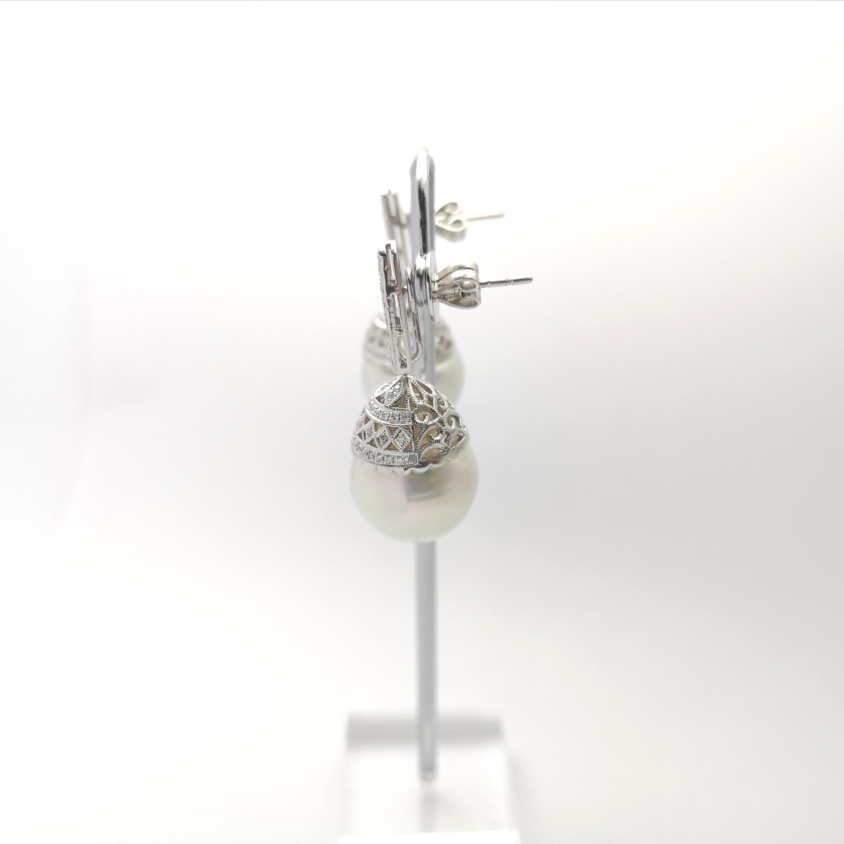Orecchini con perle dei mari del sud e diamanti con montatura in oro bianco 18 carati in vendita 1