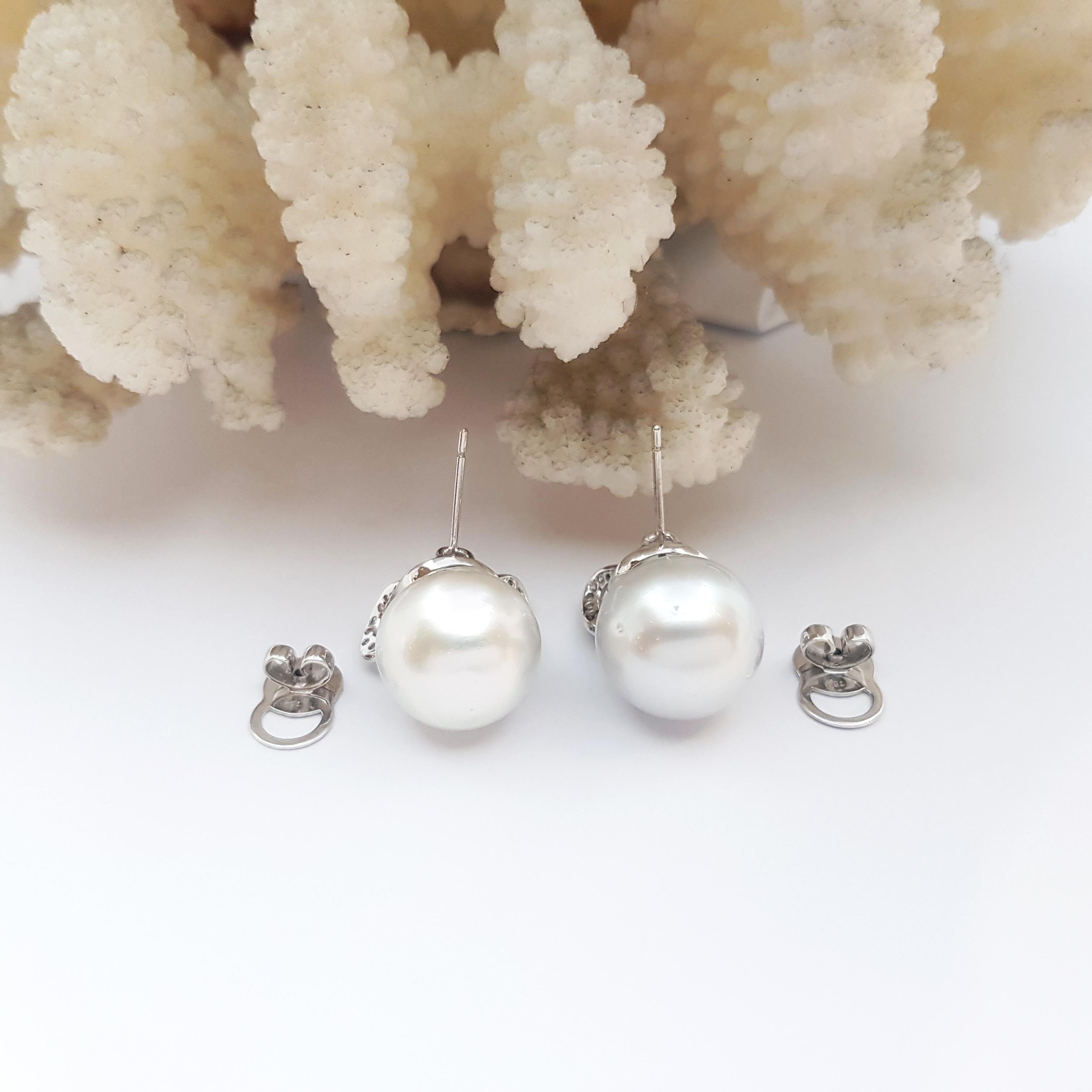 Orecchini con perle dei mari del sud e diamanti con montatura in oro bianco 18 carati in vendita 2