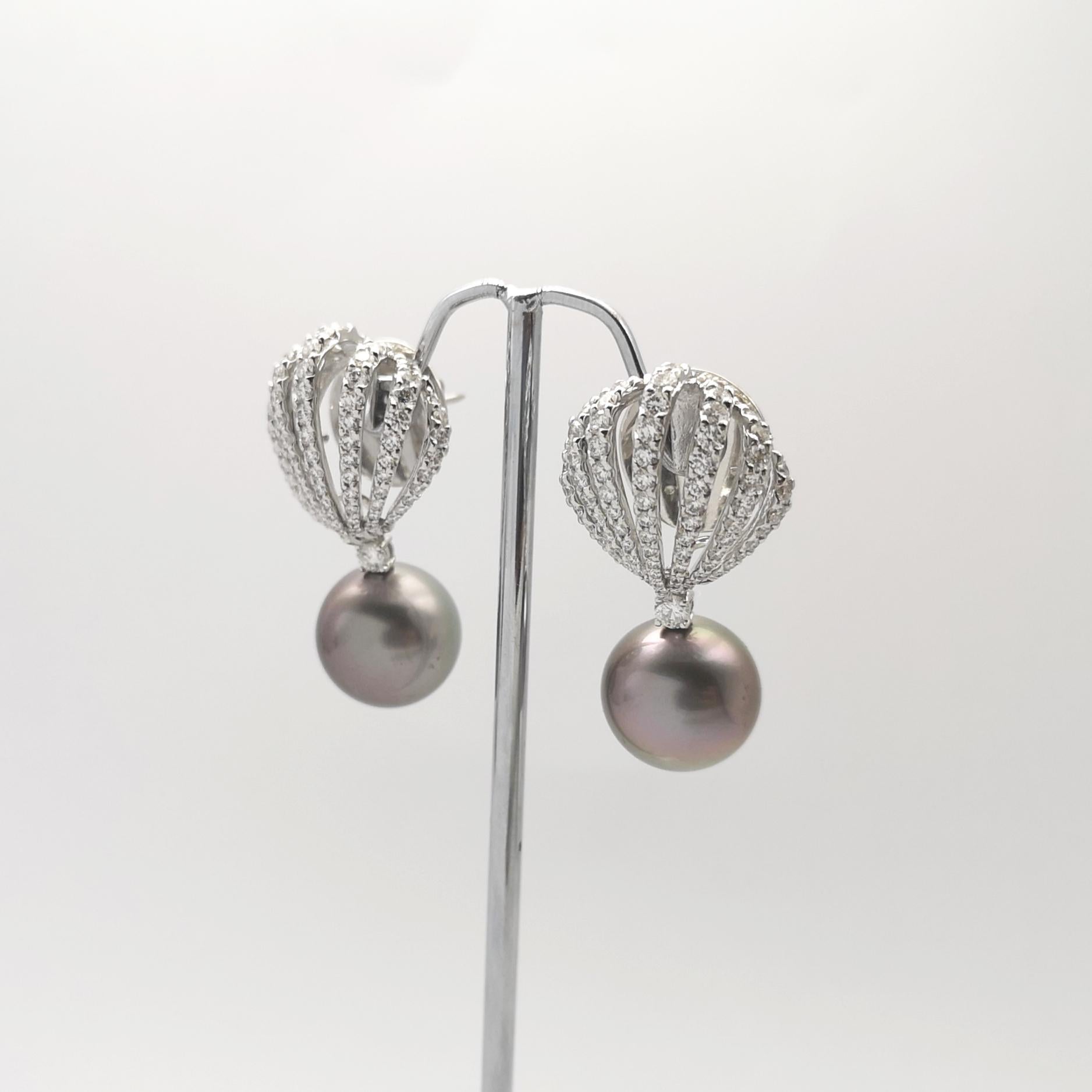 Orecchini con perle dei mari del sud e diamanti con montatura in oro bianco 18 carati in vendita 2