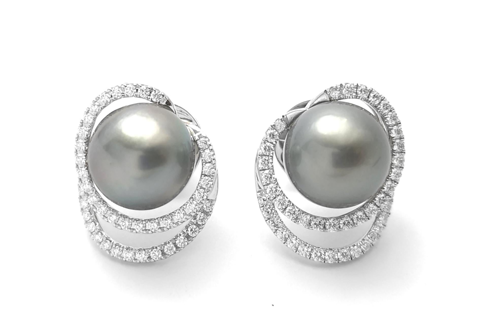 Boucles d'oreilles en or blanc 18 carats avec perles des mers du Sud et diamants en vente 2