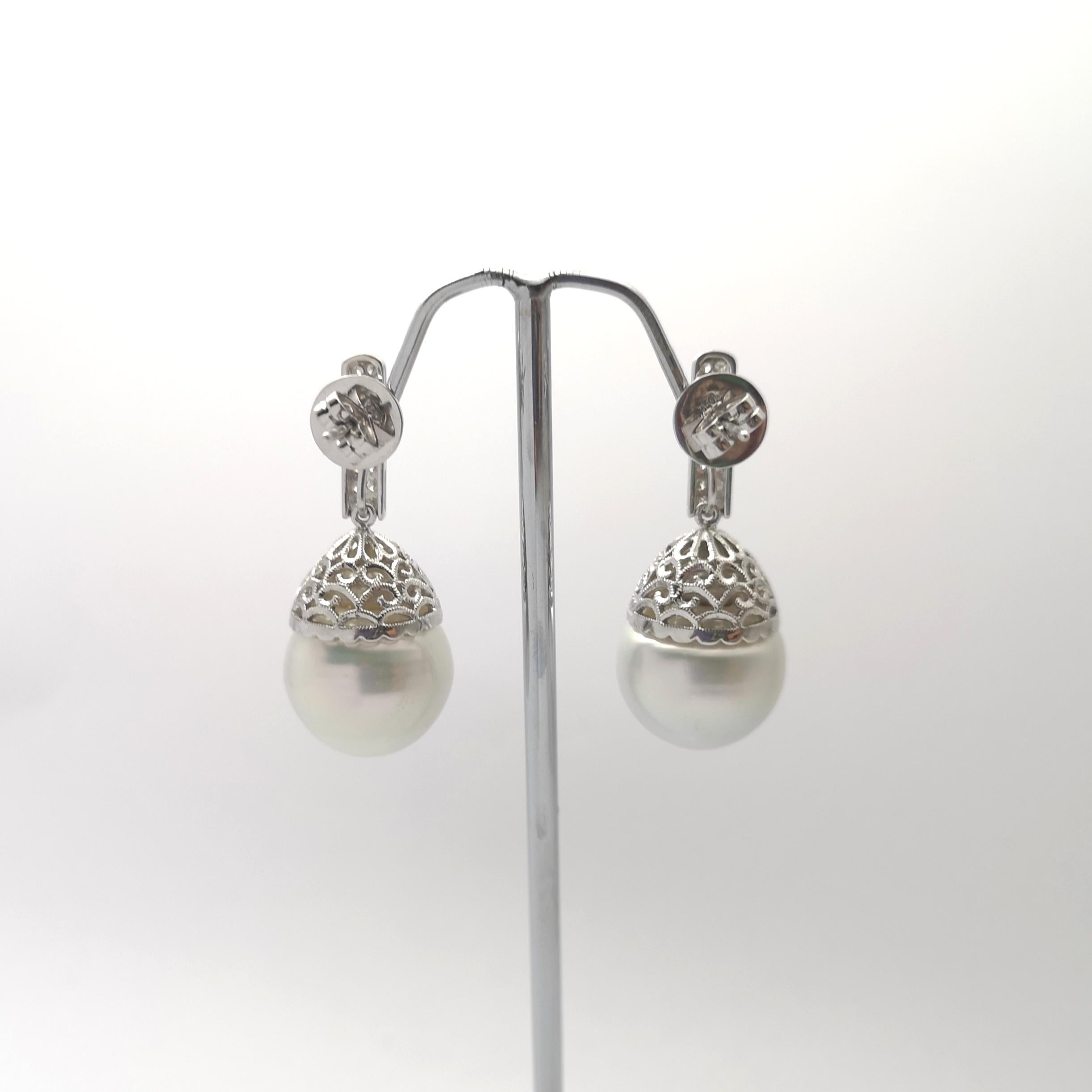 Orecchini con perle dei mari del sud e diamanti con montatura in oro bianco 18 carati in vendita 2