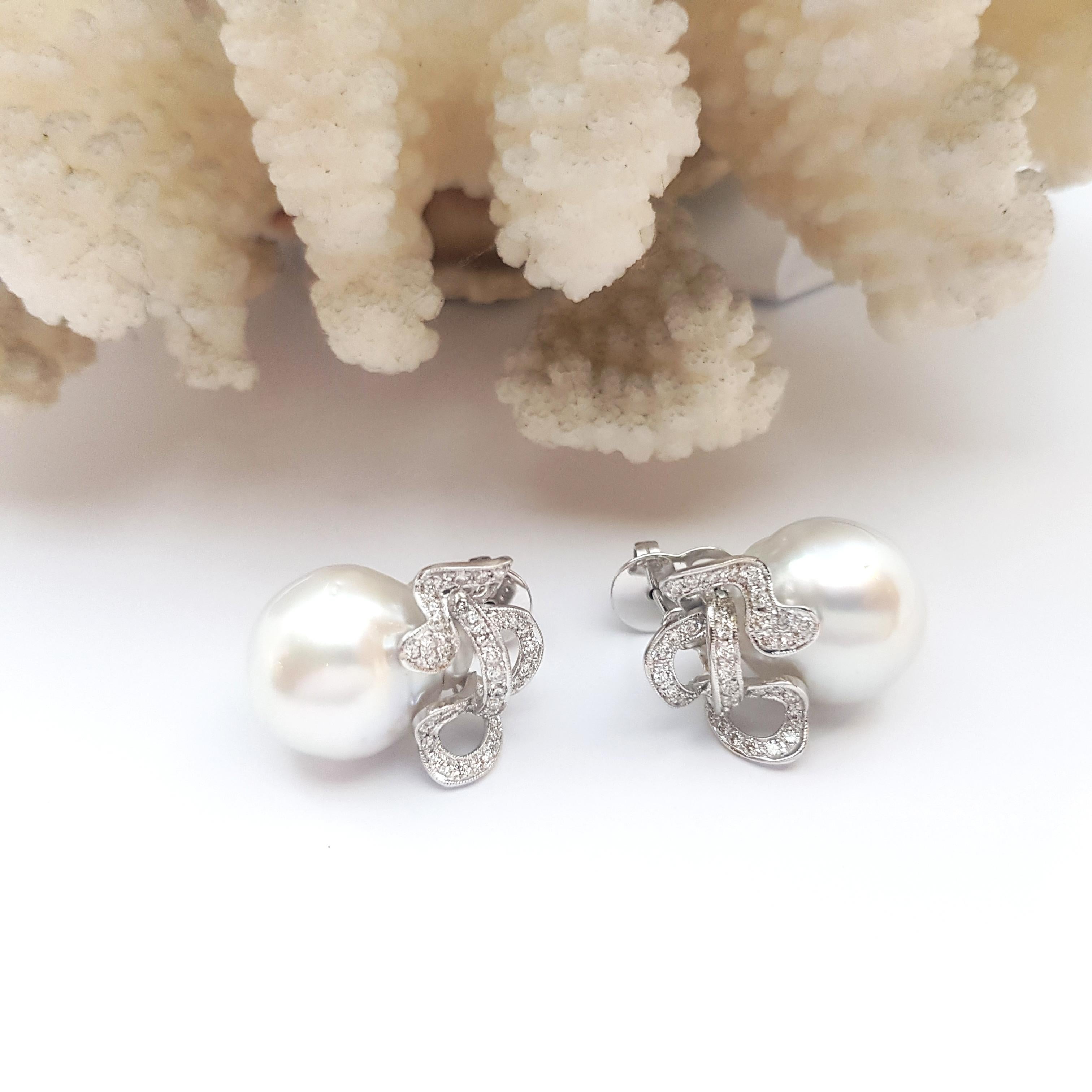 Orecchini con perle dei mari del sud e diamanti con montatura in oro bianco 18 carati in vendita 3