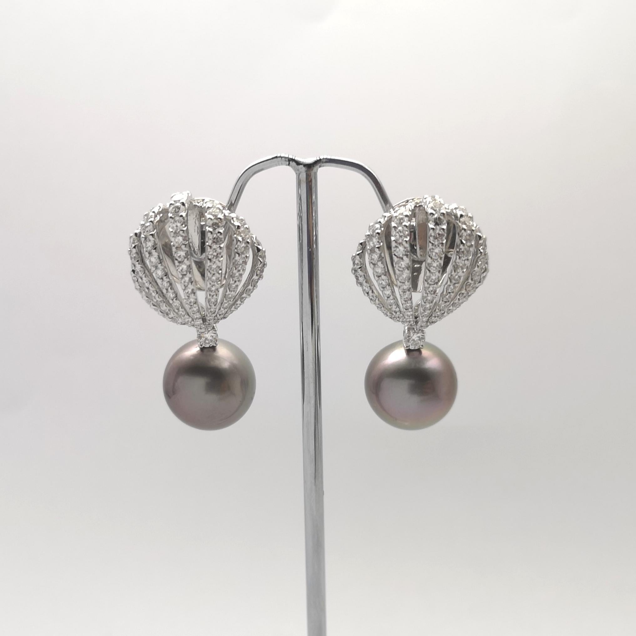 Orecchini con perle dei mari del sud e diamanti con montatura in oro bianco 18 carati in vendita 3