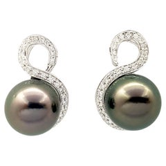 Boucles d'oreilles en or blanc 18 carats avec perles des mers du Sud et diamants