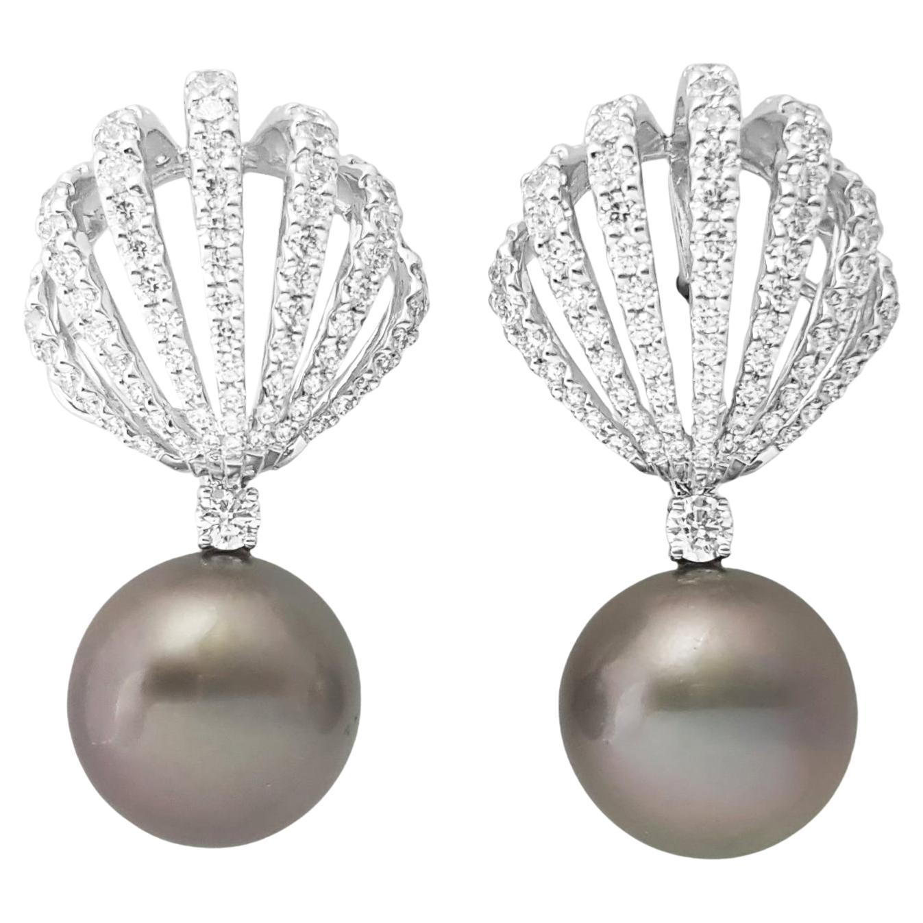 Orecchini con perle dei mari del sud e diamanti con montatura in oro bianco 18 carati
