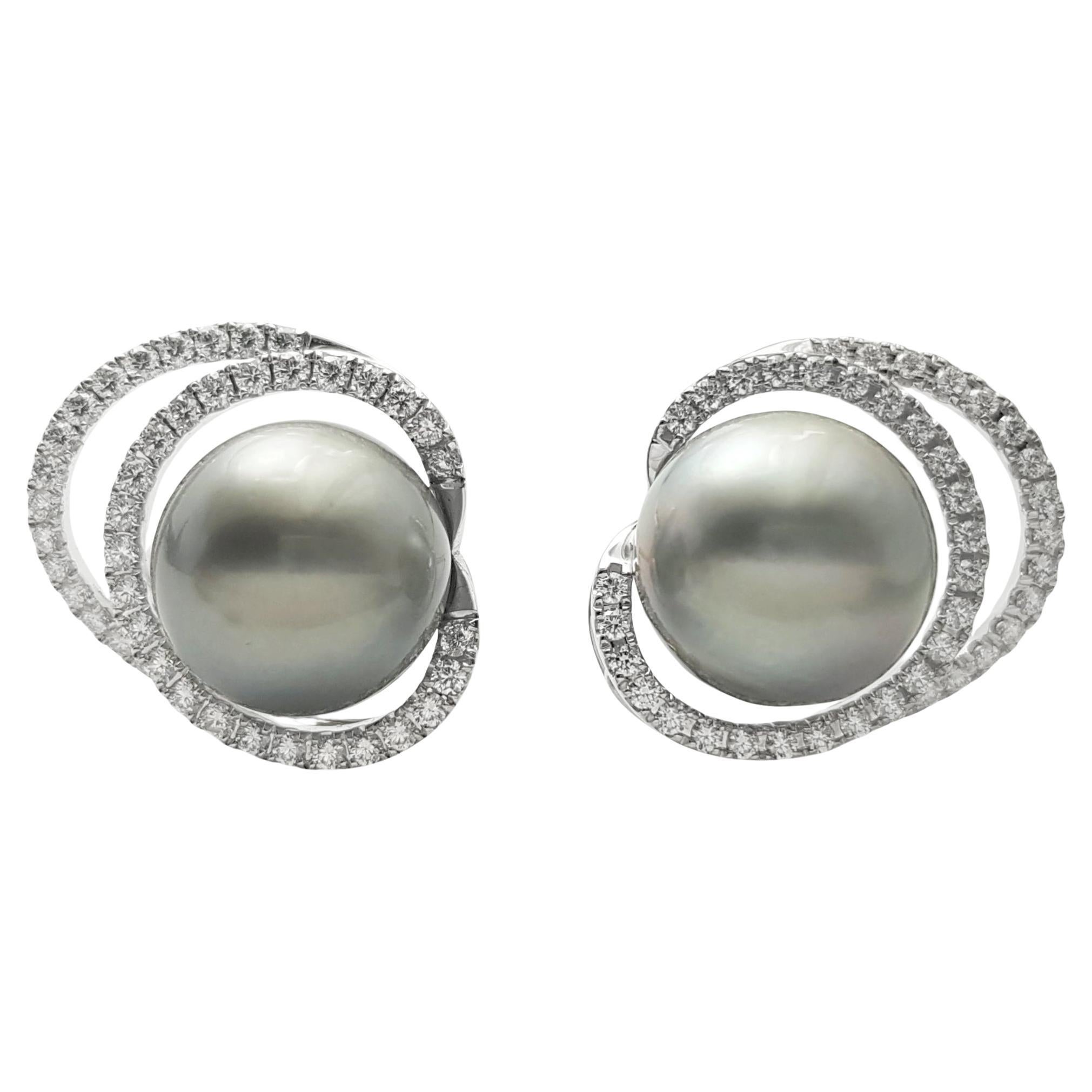 Boucles d'oreilles en or blanc 18 carats avec perles des mers du Sud et diamants en vente