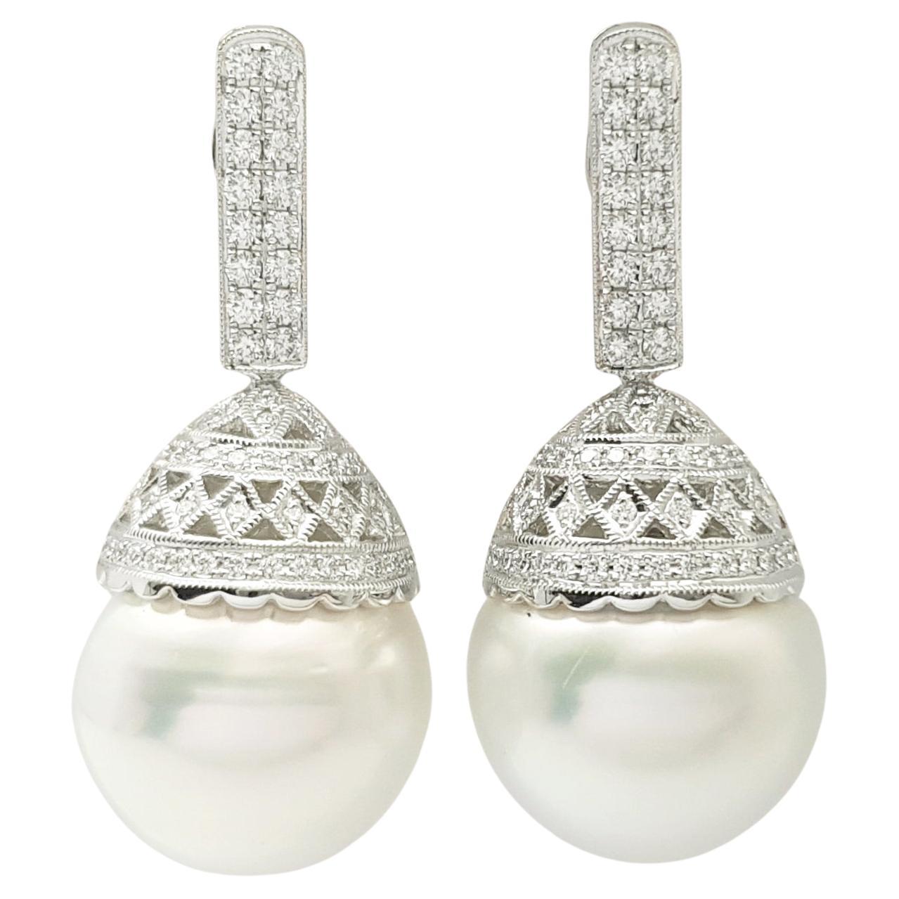 Orecchini con perle dei mari del sud e diamanti con montatura in oro bianco 18 carati in vendita