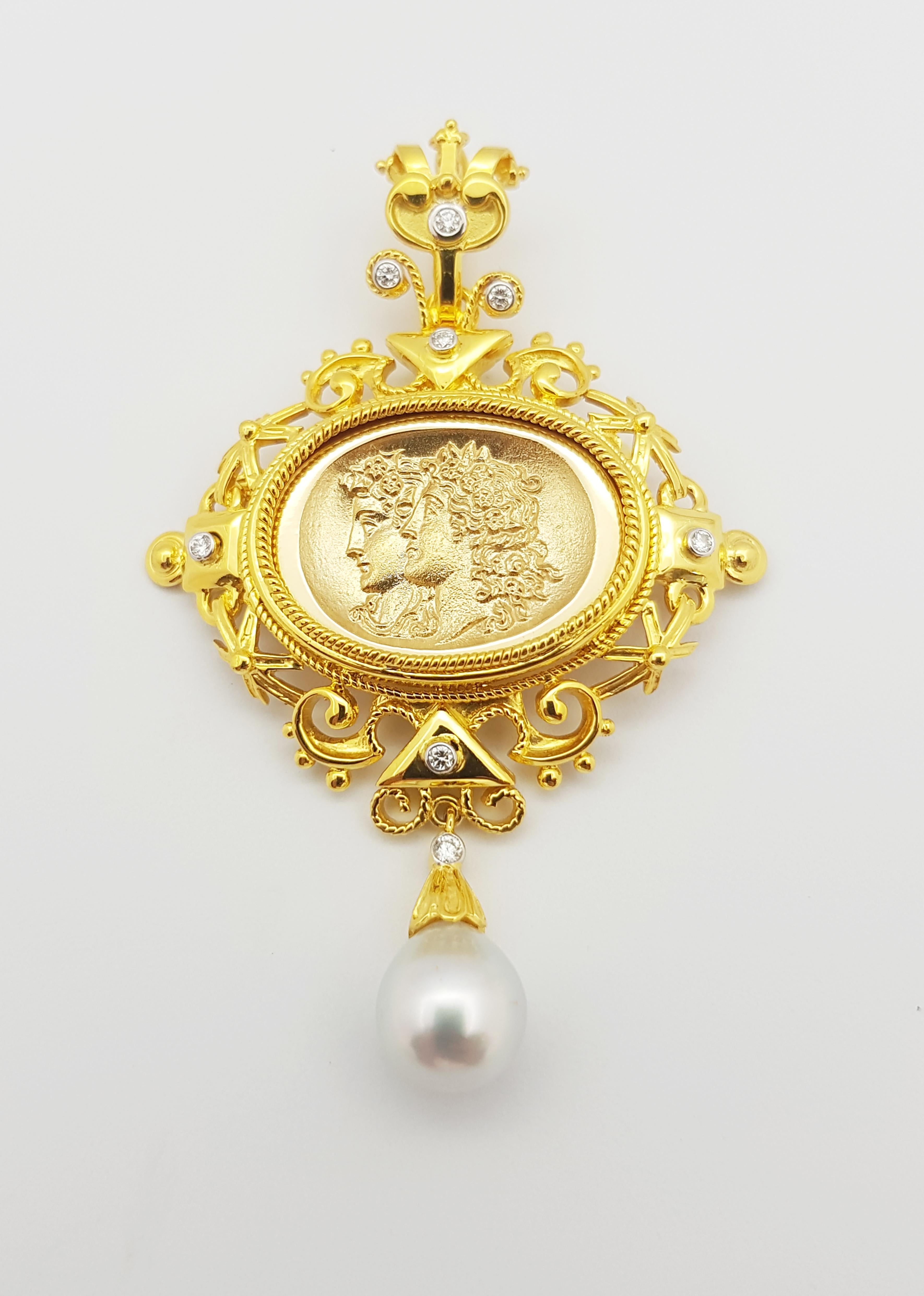 South Sea Pearl with Diamond Pendant / Brooch Set in 18 Karat Gold Settings In New Condition For Sale In Bangkok, TH