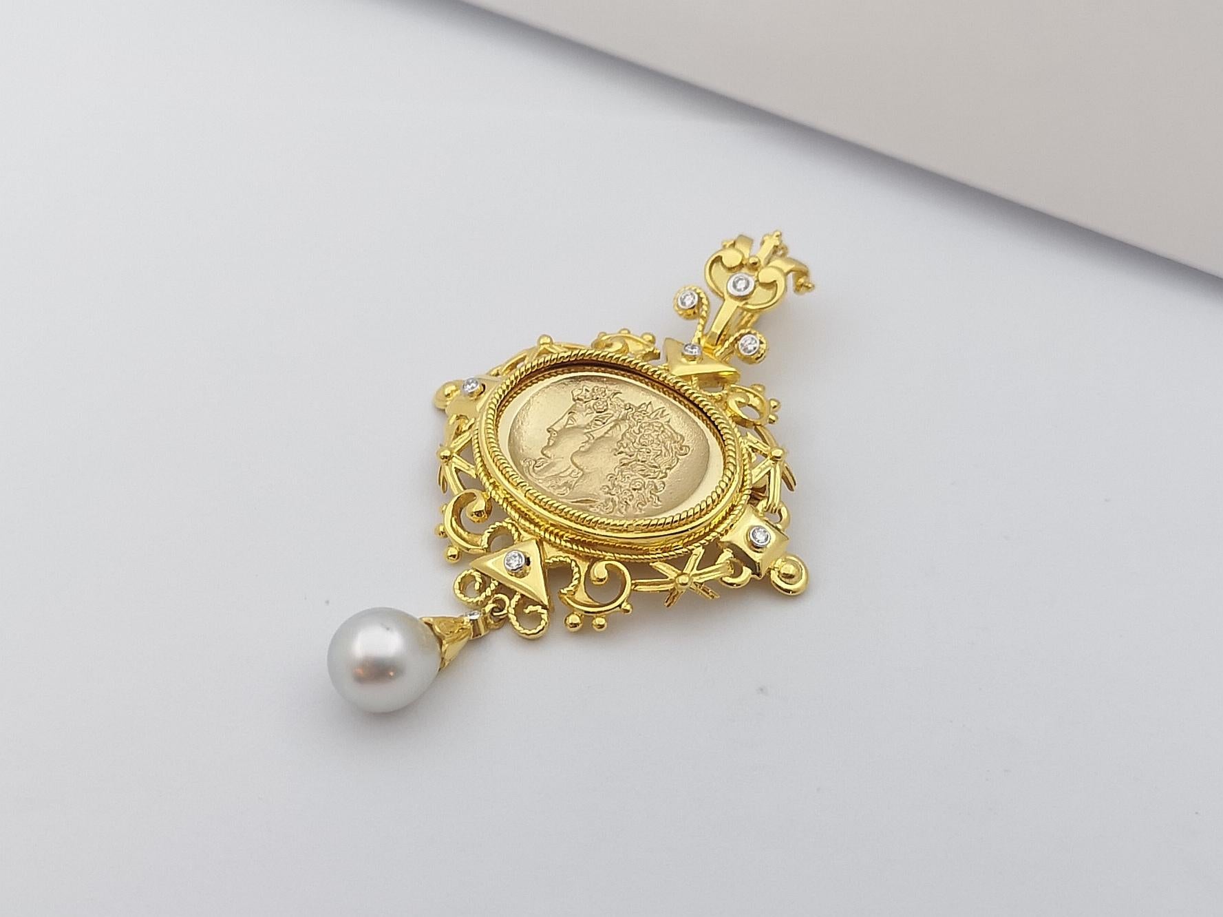 Pendentif / broche en or 18 carats serti d'une perle des mers du Sud et de diamants Unisexe en vente