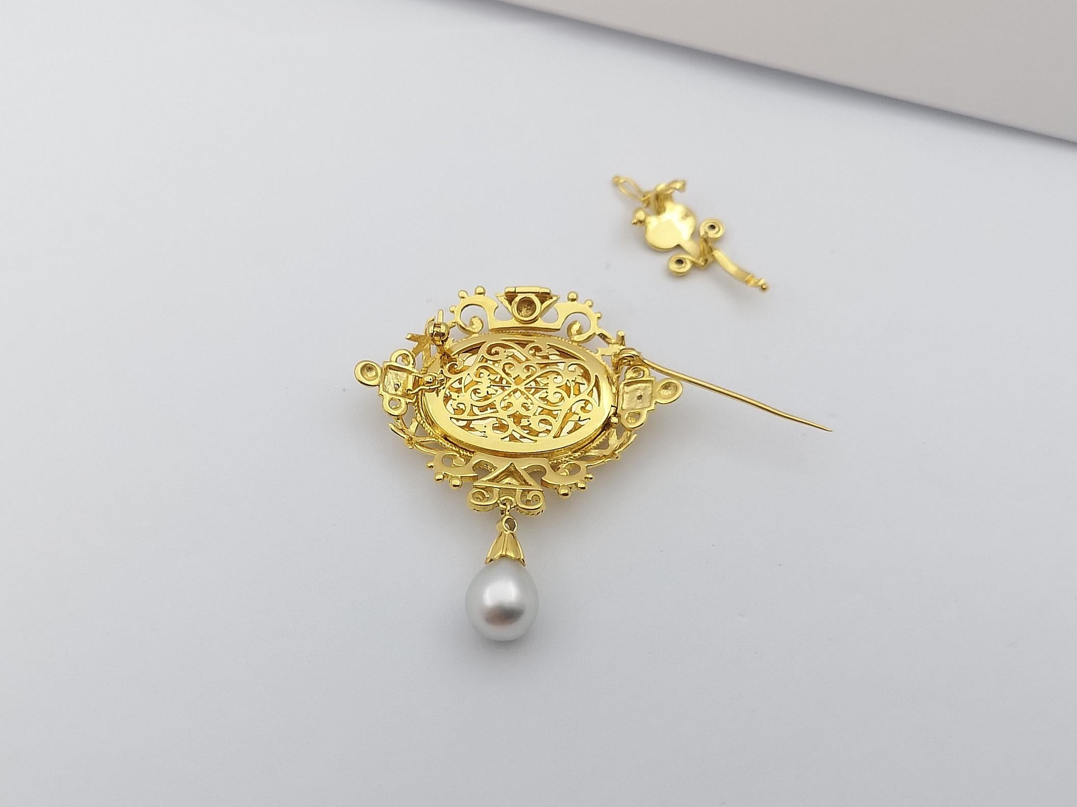South Sea Pearl with Diamond Pendant / Brooch Set in 18 Karat Gold Settings For Sale 3