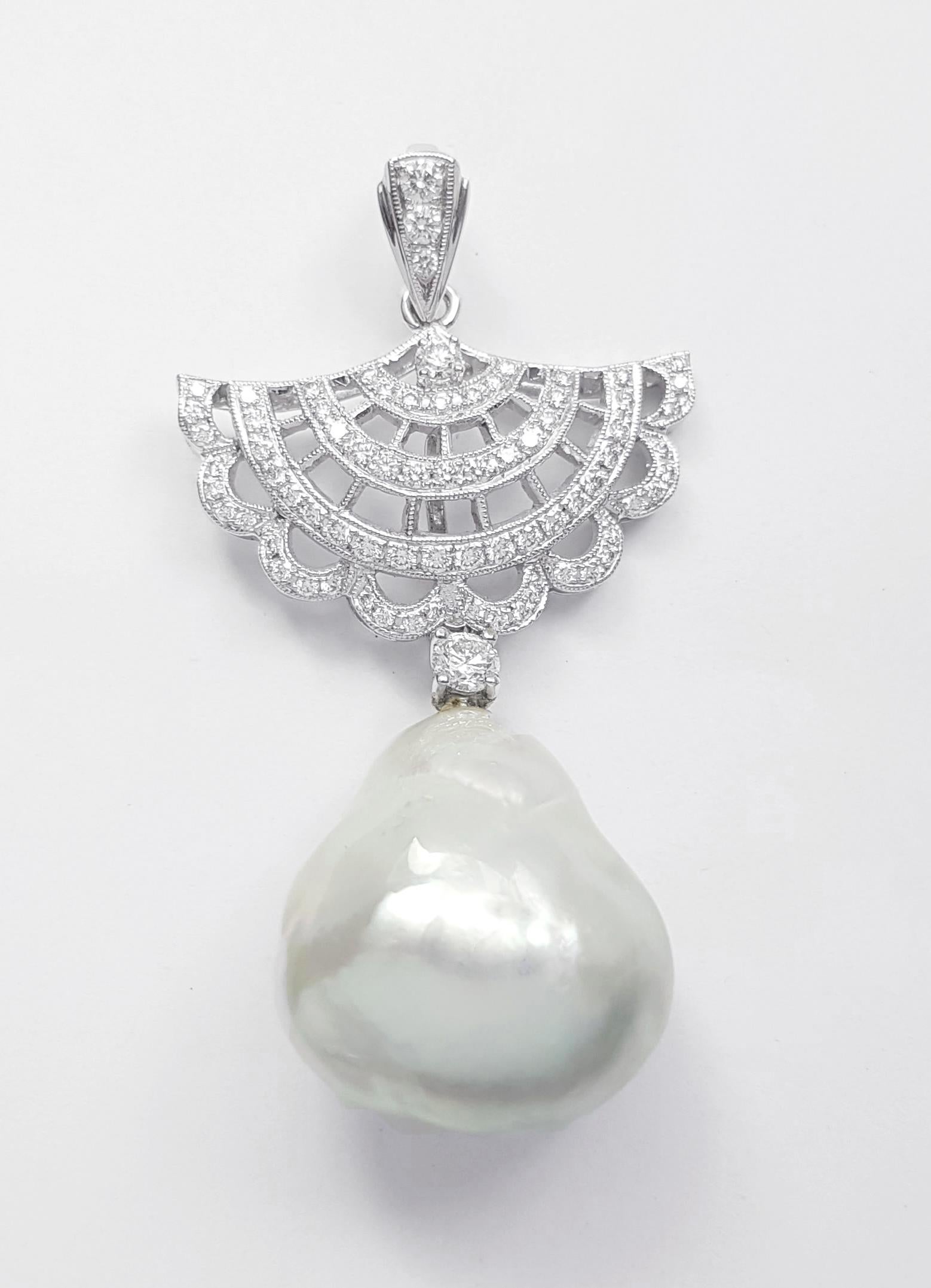 Pendentif en or blanc 14K avec perle des mers du Sud et diamant de 0,53 carat
(chaîne non incluse)

Largeur : 2.7 cm 
Longueur : 5.2 cm
Poids total : 11,49 grammes

